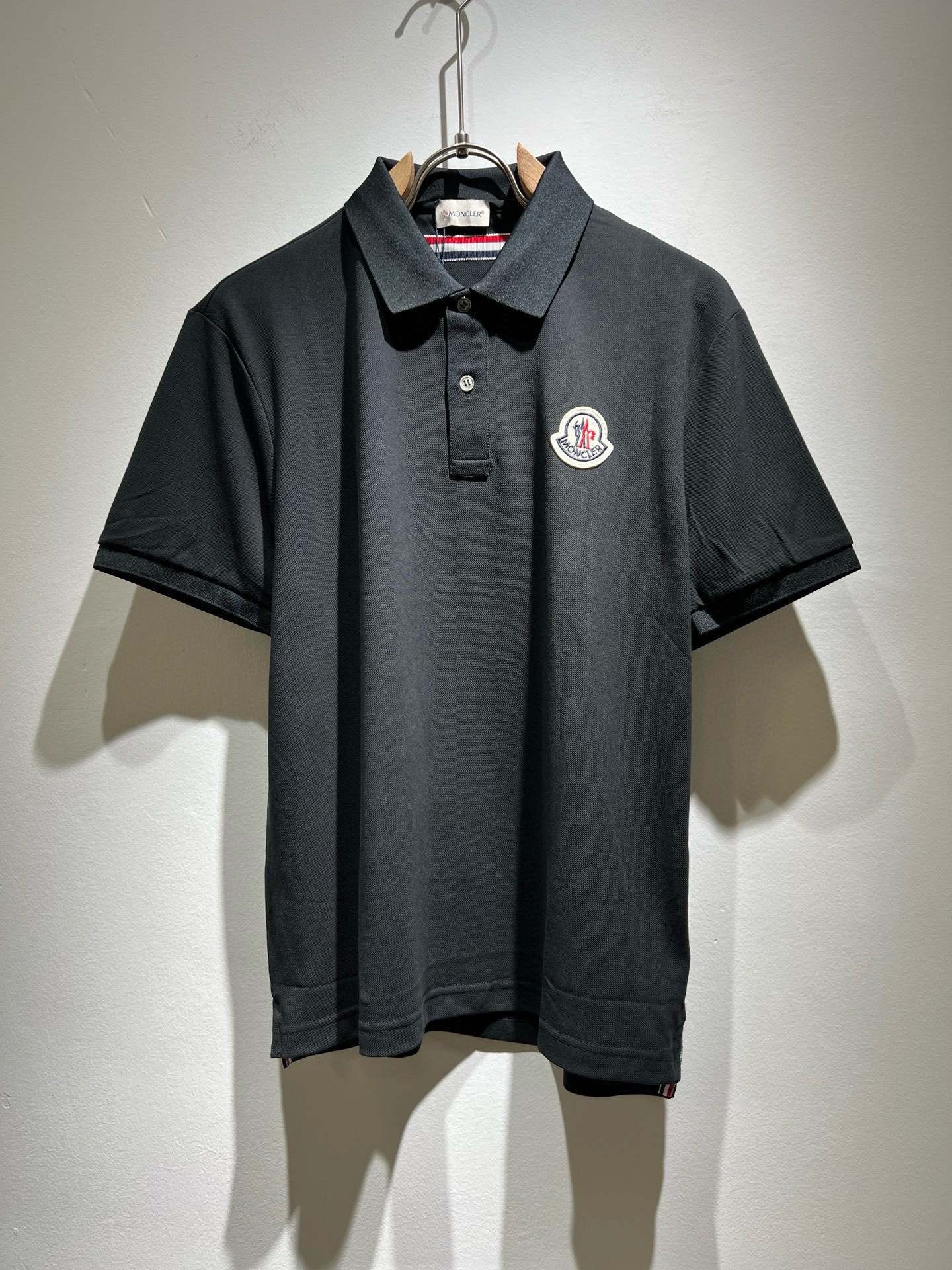 NO:445157,MON Meng** Mouth Spring and Summer New Men's Original Single Men's Short-Sleeved POLO Shirt, Trading Company Product, and the official website is available at the same time!  This type of basic items is a must-see every season. It is equipped with imported pearl mesh cotton, which has both comfort and breathability, and is fully equipped with overall visual value. It has a logo embroidery badge on the chest!  A single item with extremely high dressing rate!  Standard style and tailoring, comfortable stretching, and unrestrained exercise!  The lapel design meets the needs of simple styles, while having strong practical wearability, high-end, atmospheric and high-end!  Universal and versatile model. Size M-3XL, T-shirt, alexander wang19860909MON蒙**口春夏新款男士原单男士短袖POLO衫,贸易公司货,官网同步发售！此类型的基础单品是每季必出现的,客供进口珠地网眼棉,舒适性与透气性兼备,整体视觉值满分,胸前标志logo刺绣徽章修饰！穿搭率极高的单品！版型剪裁标准,伸展舒适,运动无拘束！翻领的设计在满足简约的风格上的需求同时,实穿性强,高端大气上档次！ 万能百搭款.尺码M-3XL,,T-shirt,alexander wang,Men's clothing