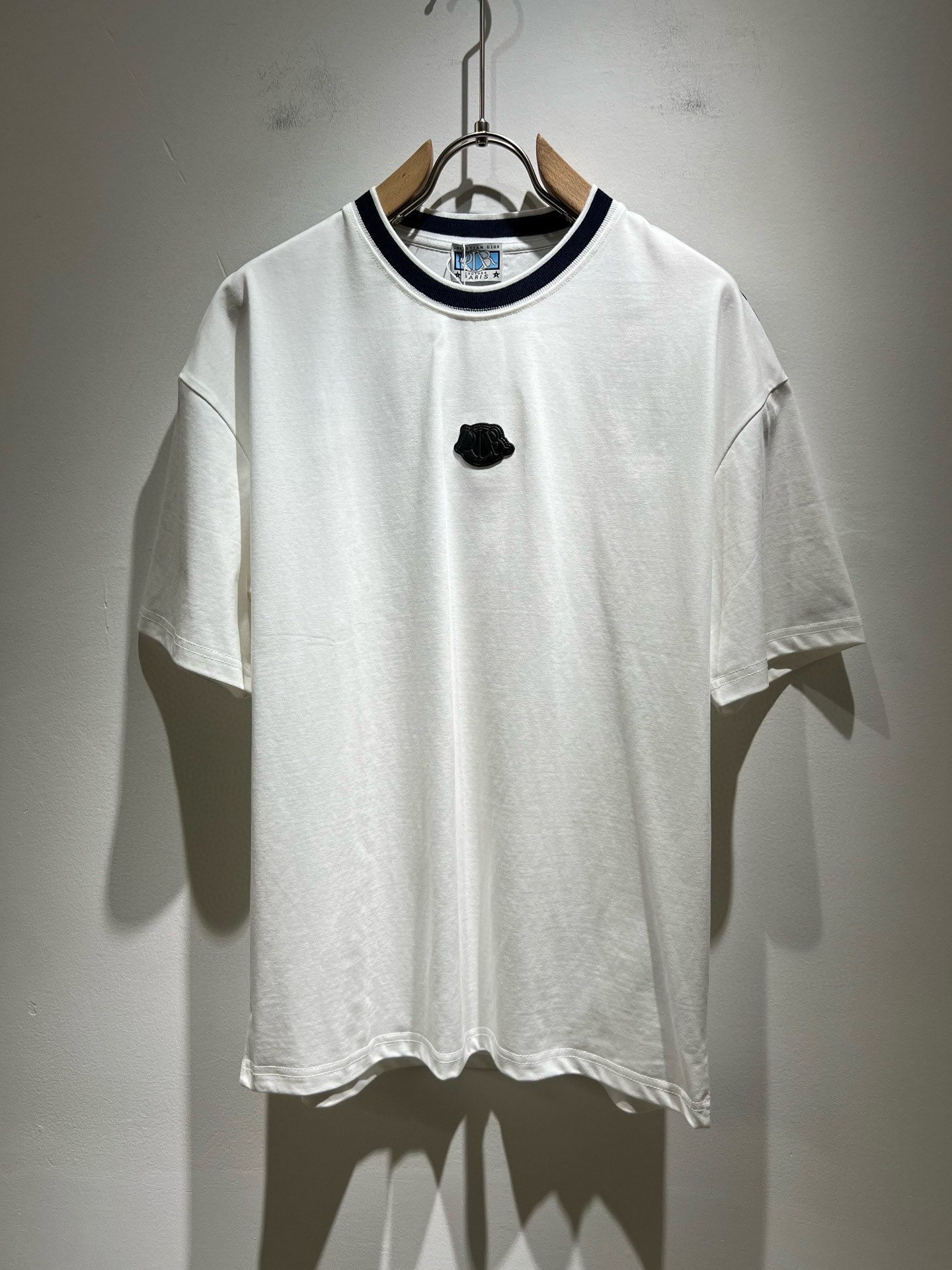 NO:445138,Dio*Dijia Spring and summer new short-sleeved T-shirts for men and women, and are available simultaneously for counters!  Customized exclusive 260g pure cotton fabric, customized original craft threads, panoramic logo pattern design!  Simple and generous, calm and versatile, extremely high-end, perfectly integrated with fashion and style, a top fashionable style that perfectly suits the outside wear!  The overall feeling is natural!  The ultimate classic versatile short-sleeved T-shirt is designed with the latest three-dimensional letter logo elements!  The ultimate perfection of heavy industry!  Fans who pursue high quality are please buy them by themselves, and all fans who know the goods are invited to appreciate this model together!  !  Size M-3XL, dior,dior,T-shirt,tees,t-shirt,alexander wang19860909Dio*迪家 春夏新款男女同款短袖T恤,专柜同步发售！定制专属260克纯棉面料,定制原版工艺螺纹,全景logo图案设计！简约大方,从容百搭,档次极高,完美融入时尚还有风情感一款完美符合外穿的顶尖时髦气质款！整体给人浑然天成的感觉！极致经典的百搭型短袖T恤,采用最新的立体字母logo元素设计！极致的重工极致的完美！追求高品质的粉丝们请自行抢购,诚邀所有识货的粉丝一同鉴赏此款！！尺码M-3XL,,dior,dior,T-shirt,tees，t-shirt,alexander wang,Men's clothing