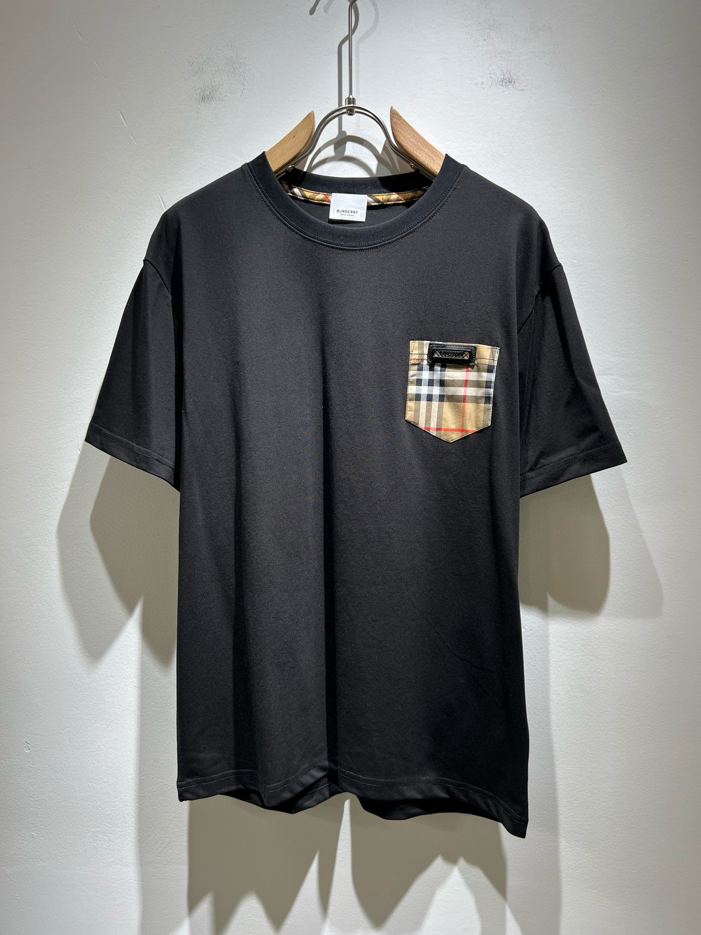 NO:442965,BURBER*Y Ba*li's new spring and summer 2025 short-sleeved T-shirt for men and women, is coming, and is made of a popular environmentally friendly pure cotton fabric recently. It is a high-end outdoor sports and leisure series, which is very popular in sports!  BUR's latest special material, logo pocket design!  Fabric is also called memory cloth, which refers to fabrics with morphological memory functions. It instantly kills all versions on the market. It can only be said that it is not a level of existence at all. Whether it is material, detail restoration and craftsmanship, you are not afraid of any challenges. Just to contribute wonderful products to everyone. As always, it is consistent. A style that implements the core concept of BUR will be closely tied to fashion, always maintaining perfection, a simple but not simple design style perfectly meets the outfit you need in daily life. Size: M-3XL., burberry, T-shirt, tees, t-shirt, alexander wang19860909BURBER*Y巴*莉2025春夏新品男女同款短袖T恤,重磅来袭,最近比较火热的环保纯棉面料制作而成,高端户外运动休闲系列,非常火热运动风潮！BUR最新研发的特殊材质,标志logo口袋设计！面料也叫记忆布,是指具有形态记忆功能的面料,秒杀市面上一切版本,只能说根本就不是一个级别的存在,不管是材质还是细节还原度以及工艺制作方面,不惧任何挑战,只为给大家奉献绝妙产物一如既往,始终如一,贯彻了BUR核心理念的一个款式将与时尚紧紧的捆绑在一起,时刻保持完美,简约而不简单的的设计风格,完美的满足了你日常所需要的穿搭.尺码:M-3XL.,,burberry,T-shirt,tees，t-shirt,alexander wang,Men's clothing