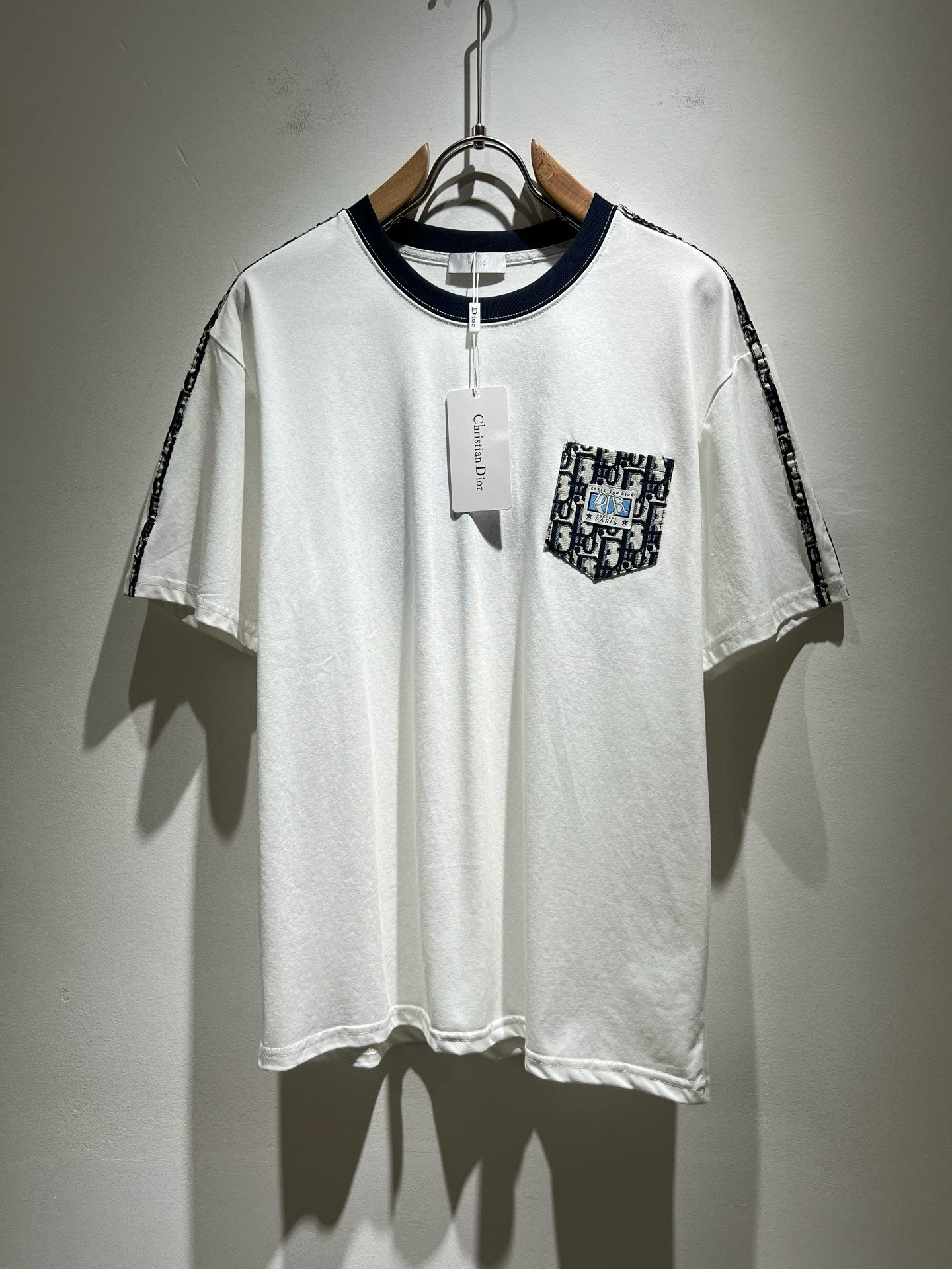 NO:442923,Dio*Dijia 2025 spring and summer new short-sleeved T-shirt for men and women, and the counter is available at the same time!  Customized exclusive 260g pure cotton fabric, customized original craft threads, chest logo pattern pocket design!  Simple and generous, calm and versatile, extremely high-end, perfectly integrated with fashion and style, a top fashionable style that perfectly suits the outside wear!  The overall feeling is natural!  The ultimate classic versatile short-sleeved T-shirt is designed with the latest three-dimensional letter logo print elements!  The ultimate perfection of heavy industry!  Fans who pursue high quality are please buy them by themselves, and all fans who know the goods are invited to appreciate this model together!  !  Color black white Size M-3XL,,dior,dior,T-shirt,tees,t-shirt,alexander wang19860909Dio*迪家 2025春夏新款男女同款短袖T恤,专柜同步发售！定制专属260克纯棉面料,定制原版工艺螺纹,胸前logo图案口袋设计！简约大方,从容百搭,档次极高,完美融入时尚还有风情感一款完美符合外穿的顶尖时髦气质款！整体给人浑然天成的感觉！极致经典的百搭型短袖T恤,采用最新的立体字母logo印花元素设计！极致的重工极致的完美！追求高品质的粉丝们请自行抢购,诚邀所有识货的粉丝一同鉴赏此款！！颜色黑色 白色 尺码M-3XL,,dior,dior,T-shirt,tees，t-shirt,alexander wang,Men's clothing