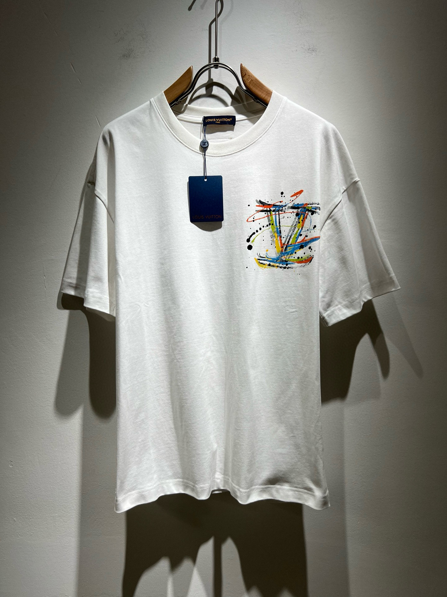 NO:442998,LouisVuitt*Louis*Deng The new series of spring and summer 2025 products are launched, a very fashionable and avant-garde short-sleeved T-shirt for men and women, with logo logo pattern printing technology modification!  Different from the past, it declares the design concept that has been passed down for many years in the brand!  Its eye-catchingness is no less than any classic style, perfectly presenting the fashionable, high-end and luxurious feeling in front of the world!  Made of imported cotton, the customer-supplied and imported cotton material is selected, with a high-quality 260g pure cotton fabric, which has a soft and soft touch, and the real thing is definitely beyond your imagination. It is extremely comfortable and breathable in close body. Even if you sweat profusely, you will not feel greasy or stuffy. It will bring sweating and moisture absorption to the extreme!  Size M-3XL, louis vuitton,louis vuitton,t-shirt,tees,t-shirt,alexander wang19860909LouisVuitt*路易*登 2025春夏全新系列单品上线,非常时髦前卫的一款男女同款短袖T恤,标识logo图案印花工艺修饰！区别于以往的不同,宣示品牌传承多年的设计理念！其吸睛度完全不亚于任何经典款式,将时髦高级感与奢华感完美呈现在世人眼前！客供进口全棉材质制成,精选优质260g纯棉面料,触感软糯亲肤细腻,实物到手绝对超乎你的想象,贴身无比舒适透气,即便是汗流浃背也不会有腻身及闷热感可言,将排汗吸湿性发挥到了极致！尺码M-3XL,,louis vuitton,louis vuitton,T-shirt,tees，t-shirt,alexander wang,Men's clothing