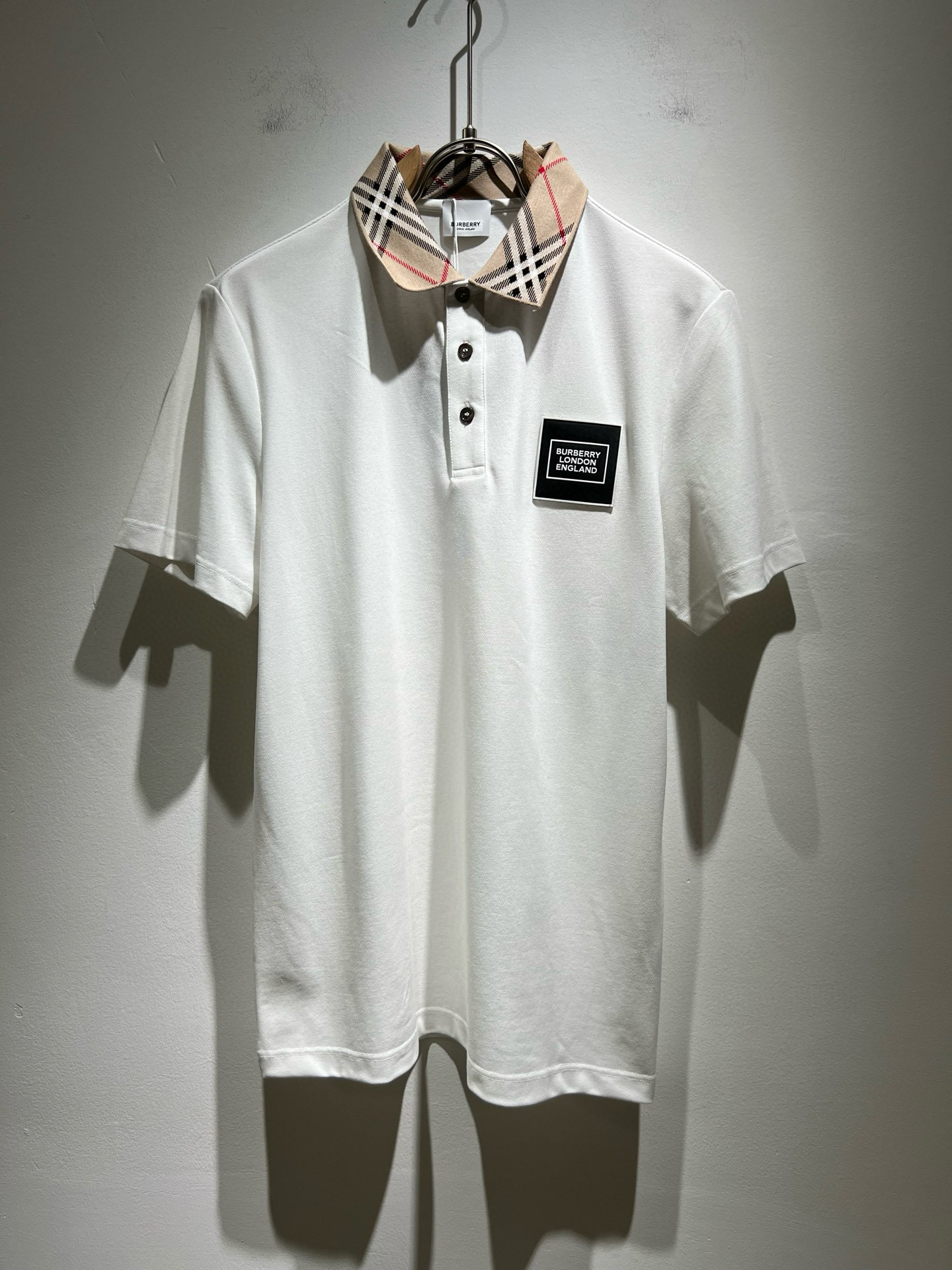 NO:442938,Bur*erry 2025 spring and summer new men's short-sleeved Polo shirt, the latest brand design element!  Neither monotonous nor complicated, it shows taste just right!  Customer-supplied top-quality custom bead flooring fabrics!  Comfortable, sweat-absorbing and breathable, the unique high-end fabric presents a simple and elegant temperament!  Chest logo pattern glue-press design!  Full three-dimensional! Standard cutting design!  Every detail is a synchronized with high-end fashion. Size: M-3XL, burberry, T-shirt, alexander wang19860909Bur*erry 巴*莉 2025春夏新款男士短袖Polo衫,品牌最新设计元素！既不单调也不复杂,恰到好处的展现品味！客供顶级定制珠地棉面料！舒适吸汗透气根本不在话下,面料独具的高奢感呈现简约优雅气质！胸前logo图案压胶设计！饱满立体!标准裁剪设计！每一处细节都是与高端时尚同步的体现.尺码:M-3XL,,burberry,T-shirt,alexander wang,Men's clothing