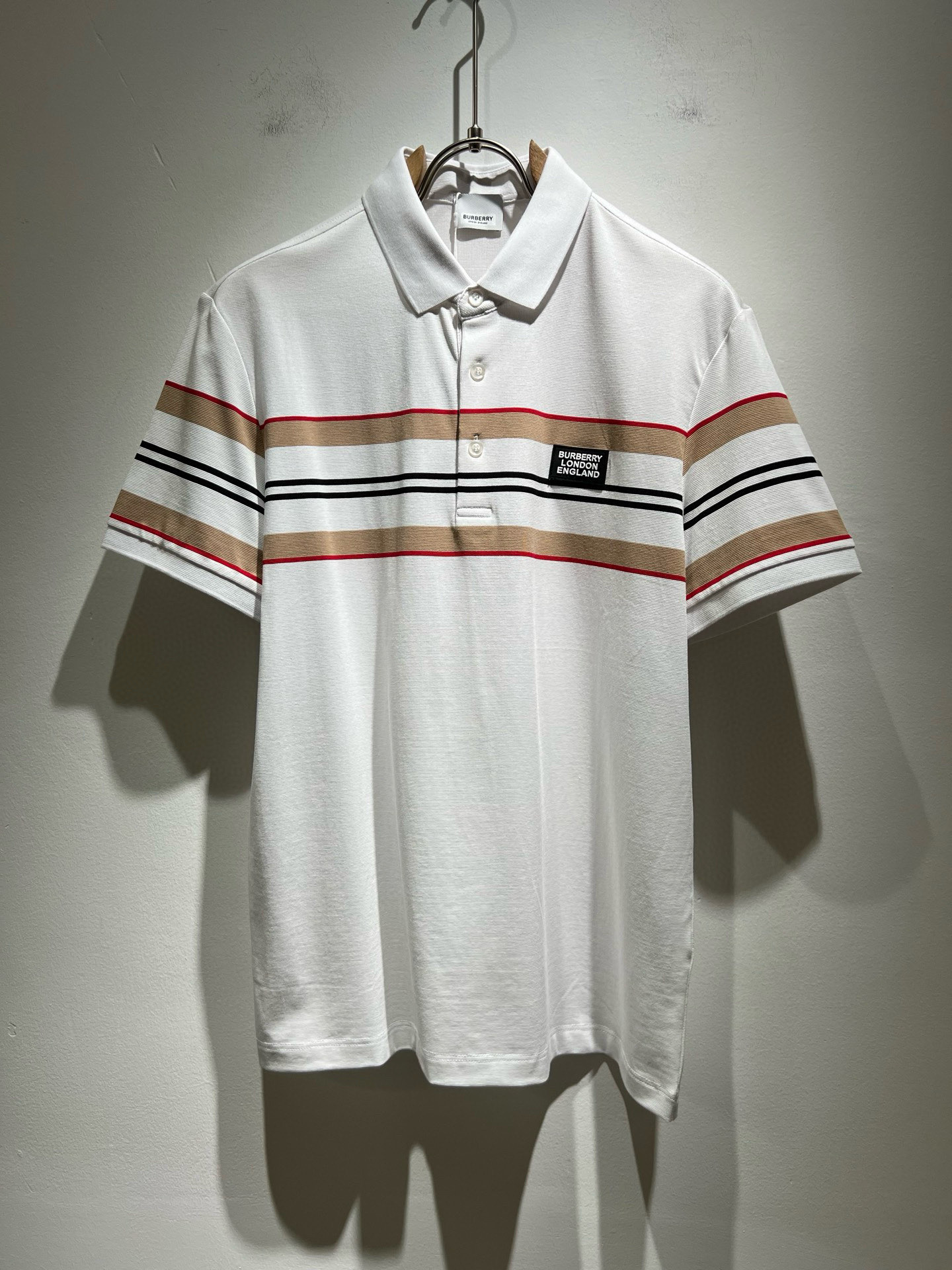 NO:443006,Bur*erry 2025 spring and summer new men's short-sleeved Polo shirt, the latest brand design element!  Neither monotonous nor complicated, it shows taste just right!  Customer-supplied top-quality custom bead flooring fabrics!  Comfortable, sweat-absorbing and breathable, the unique high-end fabric presents a simple and elegant temperament!  Chest logo pattern glue-press design!  Full three-dimensional! Standard cutting design!  Every detail is a synchronized with high-end fashion. Size: M-3XL, burberry, T-shirt, alexander wang19860909Bur*erry 巴*莉 2025春夏新款男士短袖Polo衫,品牌最新设计元素！既不单调也不复杂,恰到好处的展现品味！客供顶级定制珠地棉面料！舒适吸汗透气根本不在话下,面料独具的高奢感呈现简约优雅气质！胸前logo图案压胶设计！饱满立体!标准裁剪设计！每一处细节都是与高端时尚同步的体现.尺码:M-3XL,,burberry,T-shirt,alexander wang,Men's clothing