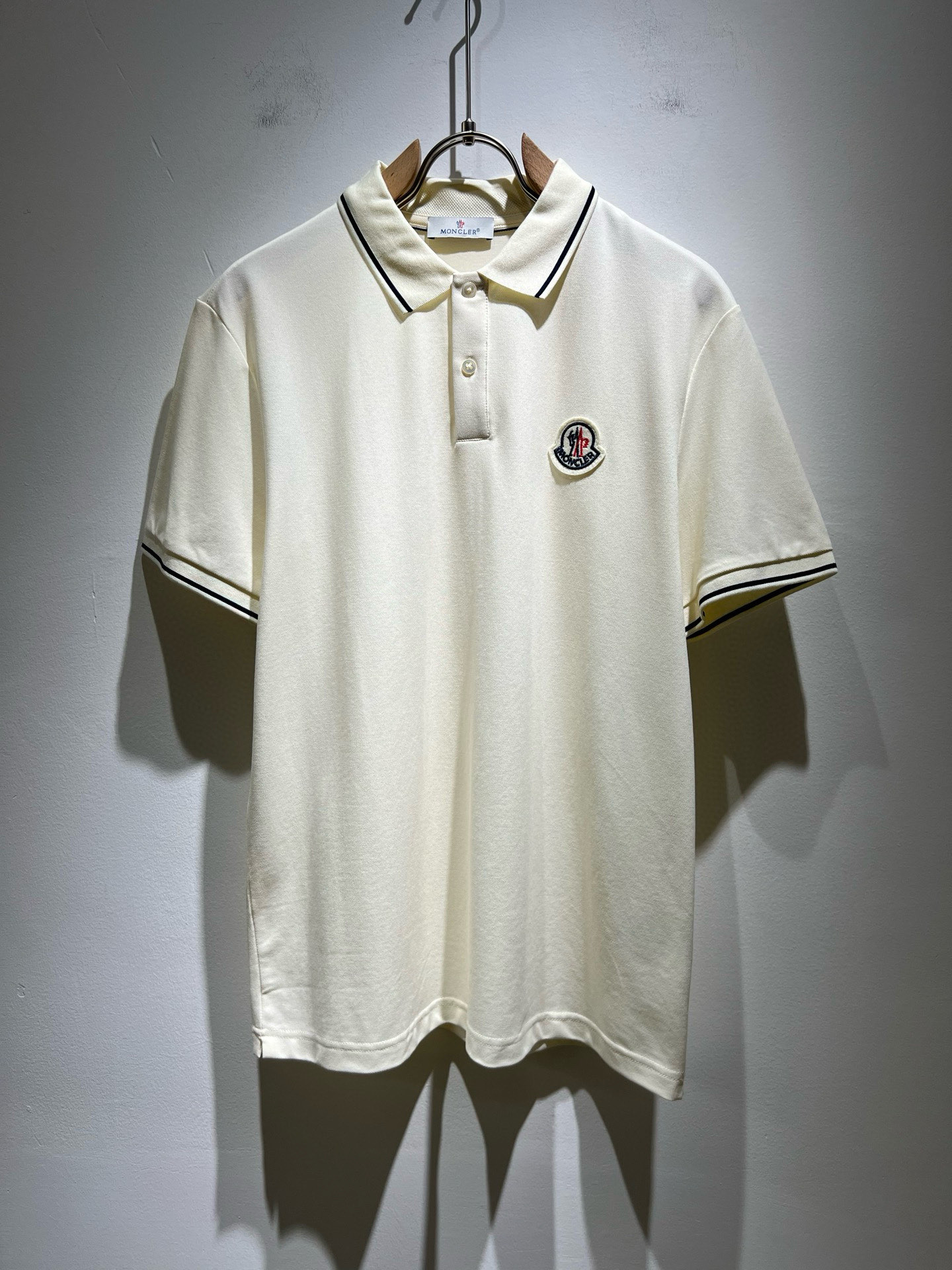 NO:445144,MON Meng** Mouth Spring and Summer New Men's Original Single Men's Short-Sleeved POLO Shirt, Trading Company Product, and the official website is available at the same time!  This type of basic items is a must-see every season. It is equipped with imported pearl mesh cotton, which has both comfort and breathability, and is fully equipped with overall visual value. It has a logo embroidery badge on the chest!  A single item with extremely high dressing rate!  Standard style and tailoring, comfortable stretching, and unrestrained exercise!  The lapel design meets the needs of simple styles, while having strong practical wearability, high-end, atmospheric and high-end!  Universal and versatile model. Size M-3XL, T-shirt, alexander wang19860909MON蒙**口春夏新款男士原单男士短袖POLO衫,贸易公司货,官网同步发售！此类型的基础单品是每季必出现的,客供进口珠地网眼棉,舒适性与透气性兼备,整体视觉值满分,胸前标志logo刺绣徽章修饰！穿搭率极高的单品！版型剪裁标准,伸展舒适,运动无拘束！翻领的设计在满足简约的风格上的需求同时,实穿性强,高端大气上档次！ 万能百搭款.尺码M-3XL,,T-shirt,alexander wang,Men's clothing