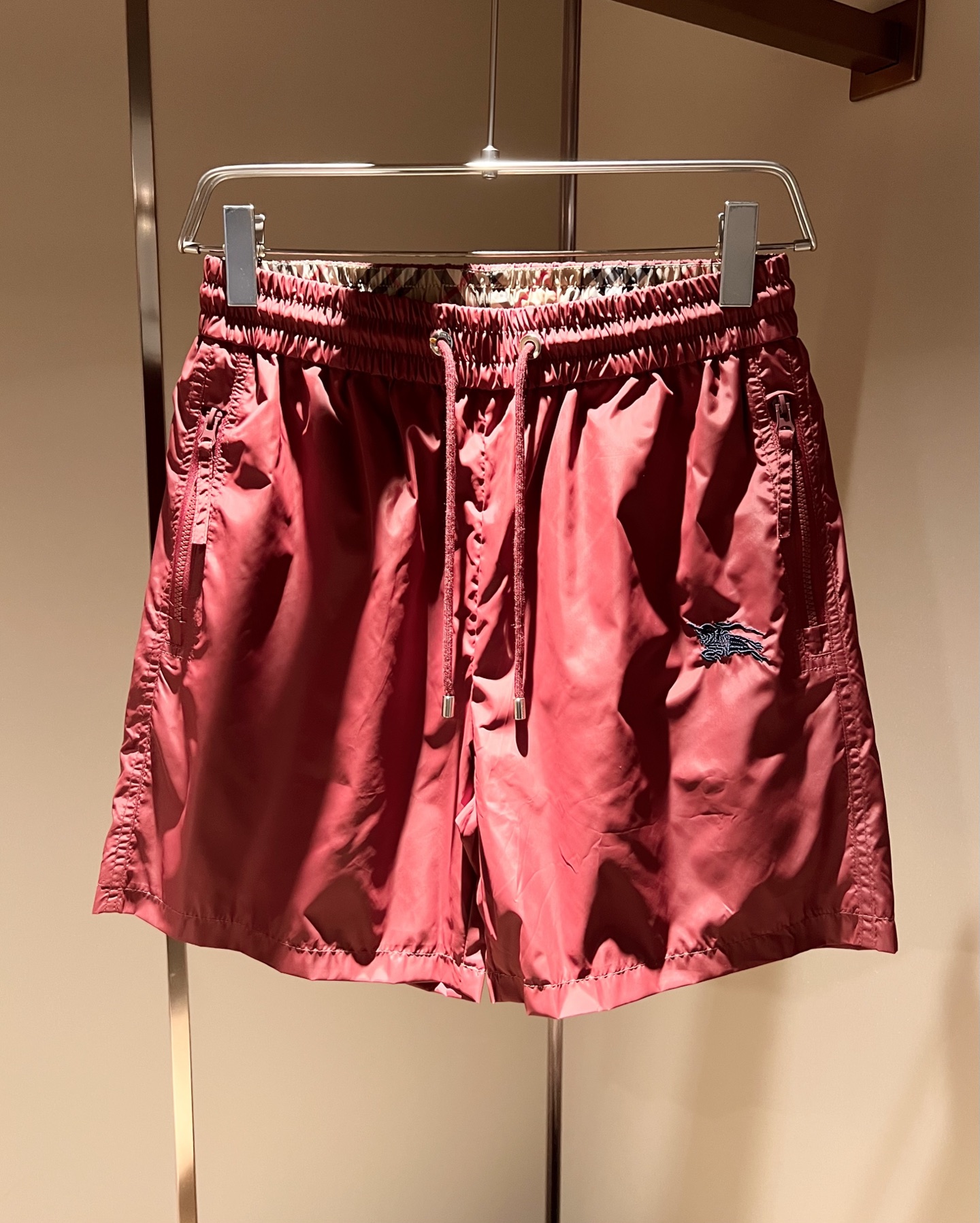 NO:490892,BURBER*Y Ba*li 2025 spring and summer new casual versatile men and women's same casual shorts!  Trading companies have sparse channels and are released on the official website at the same time!  Logo logo pattern embroidery design!  This T-shirt is made of imported polyester fiber material. The materials used by B are still unscrupulous. It is very suitable for wearing in summer. It is skin-friendly and breathable, giving you the most comfortable and comfortable wearing experience!  Very textured and breathable, with a loose basic style cut, perfect for daily casual wear, so hurry up and buy it!  Size M-3XL, Burberry, shorts, tees, t-shirt, alexander wang19860909BURBER*Y巴*莉 2025春夏新款休闲百搭男女同款休闲短裤！贸易公司渠道稀出,同步官网发售！标识logo图案刺绣设计！此款T恤衫甄选客供进口聚酯纤维材质制作而成,B家的用料上依然是无法挑剔的,非常适合夏日里穿着,亲肤透气、给你最极致舒爽的穿着体验！ 非常有质感透气,基础宽松版型裁剪,日常休闲着穿的完美之选,还不赶紧入手！尺码M-3XL,,burberry,shorts,tees，t-shirt,alexander wang,Men's clothing