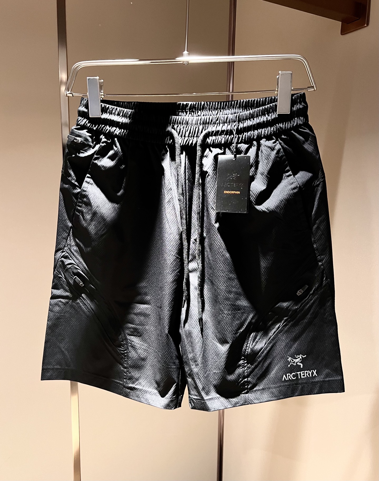 NO:449880,ARCTER*X Original Archaeological Bird 2025 spring and summer new casual sports style casual shorts, outdoor brands may first think of Canadian goose and Archaeological Bird. It gives people a feeling of trying out the label!  In addition to having great attainments in style design, the most obvious or best-known one should be to have deeper and unique insights and attainments in fabrics. Through continuous structural research and problem-solving, the trouser leg printing logo pattern design!  With unique research on fabrics, these alone are enough to support it to become the first new logo brand image in the clothing manufacturing industry. This model uses a fine blended fabric, which feels smooth and soft, and has both natural beauty and comfort. The large body style is cut cleanly and clean, and the fabric shows a different hazy structural beauty. It is made of exclusive mold customization. The fabric and its technology tests workers, can be smooth and smooth without wrinkles. The trouser legs are simple printed logo pattern design!  It really tests the handmade work of every master!  Make the overall clean and neat, without leaving a trace of thread. Nowadays, men who pursue life are more refined in life, size S-2XL, arc'teryx, shorts, alexander wang19860909ARCTER*X始*祖鸟 2025春夏新款休闲运动风格休闲短裤裤,户外品牌可能大家第一想到的就是加拿大鹅、始祖鸟.给人一种标签试的感觉！除了在款式设计上颇有造诣之外,最明显或者说最为拿手的,应该就是在面料上的拥有更深独特见解跟造诣了.通过不断地结构研究和问题处理,裤腿印花logo图案设计！在以面料独特研究为特征,仅凭这些就已经足以支撑其成为服装制造行业中,首屈可数的新标志品牌形象.此款采用精工混纺面料,手感细滑柔软,同时兼具自然美感跟舒适度.大身上版型裁剪简洁干净,面料上显现出了不一样朦胧的结构性美感来.独家开模定制而成,面料及其考验工人的技术,能做到平整服帖又不起皱,裤腿简单印花logo图案设计！真的是很考验每位师傅的手工制作！使得整体干净利索,不留一丝线头.现在对于生活有所追求的男性也在生活中更为精致,尺码S-2XL,arc'teryx,shorts,alexander wang,Men's clothing