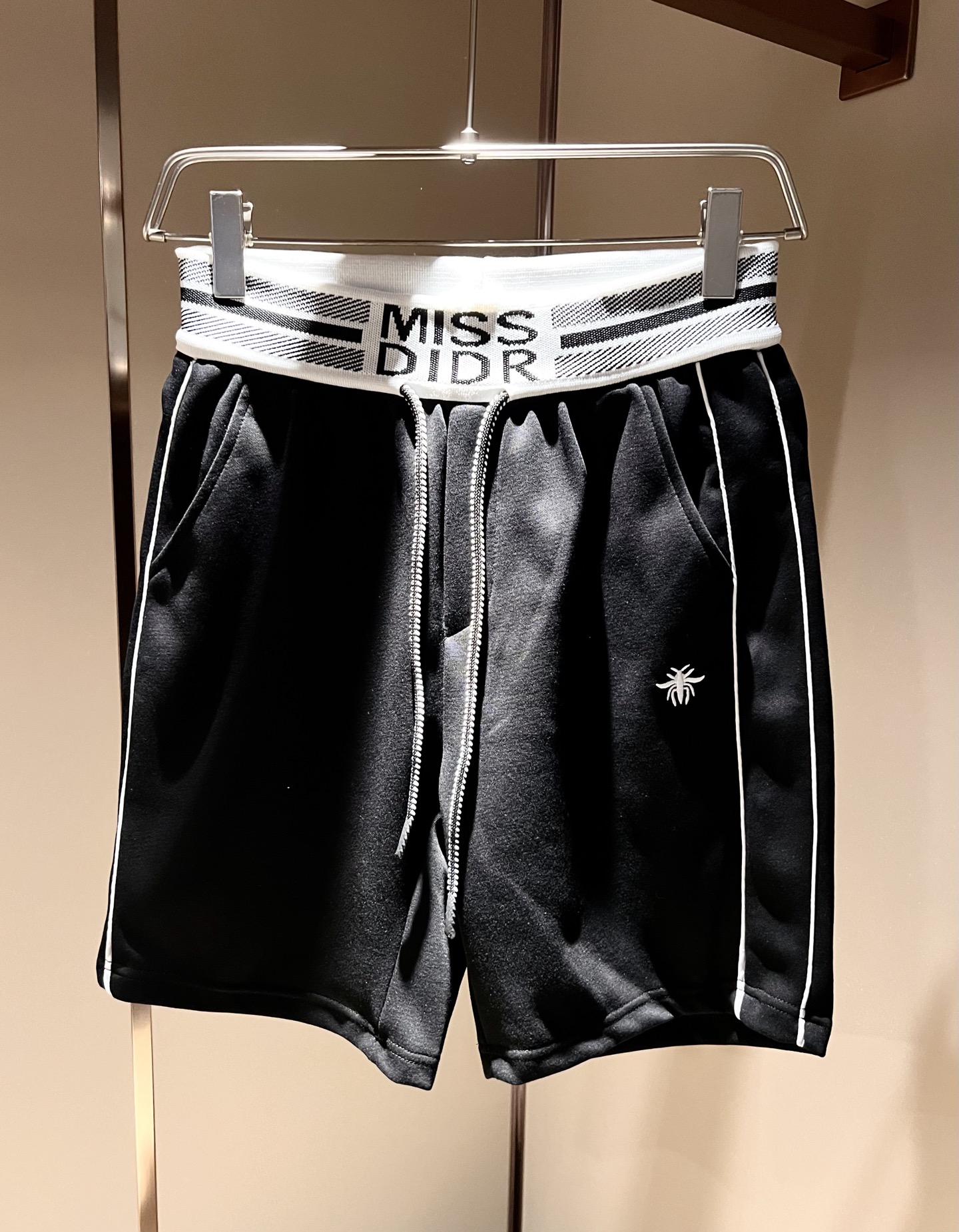 NO:490886,Dio*Di*Ao 2025 spring and summer new styles for men and women, casual workwear sports shorts for men and women, the same style for men and women!  Pants legs logo embroidery design!  Fashionable sports and casual shorts!  The fabric is made of imported pure cotton!  Made of exclusive pure cotton fabric, the fabric feels solid, warm, soft and soft, and it is very skin-friendly and comfortable to wear. It is the first choice for shorts in summer!  Manman brand logo products!  Integrate the avant-garde street atmosphere into this item, exuding a sense of vitality and youthful fashion!  Casual short pants cut out, easy to control for both men and women!  Recommended treasures that are hard to come by, don’t miss them if you like them!  Size M-3XL, dior, shorts, alexander wang19860909Dio*迪*奥 2025春夏新款男女同款休闲工装运动短裤,男女同款！裤腿logo刺绣设计！时尚运动休闲短裤！面料采用进口纯棉材质！专属纯棉面料制作而成,面料手感瓷实温厚软糯,贴身穿着非常的亲肤舒适,夏天里的短裤首选！满满品牌标志产品！将前卫的街头气息融入进这款单品之中,散发着满满的活力与青春时尚感！休闲的短款裤装版型裁剪,无论男女皆可轻松驾驭！可遇不可求的宝藏好物推荐,喜欢的千万不要错过！尺码M-3XL,,dior,shorts,alexander wang,Men's clothing