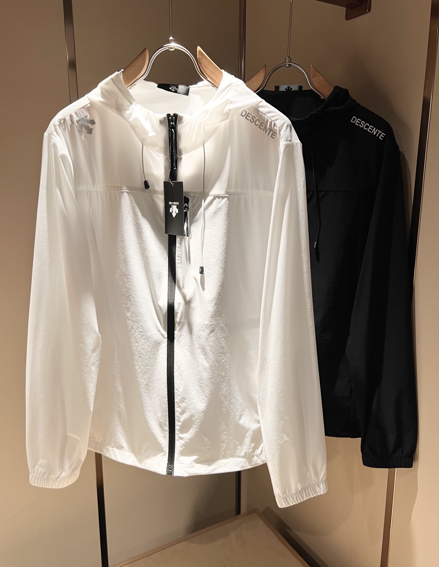 NO:445148,Desante Spring and summer new men and women's sunscreen jacket jacket, a professional sports brand since 1935. For more than 80 years, it has always adhered to the 'Design That Moves' with the spirit of design-driven sports, integrating innovative technology with design aesthetics, and creating high-quality sports equipment in multiple professional fields such as skiing, golf, and triathlon!  The latest design elements of the brand!  In addition to being quite accomplished in style design, the most obvious or most expert should be to have deeper and unique insights and attainments in fabrics. Through continuous structural research and problem-solving, and characterized by unique research on fabrics, these alone are enough to support it to become the first new logo brand image in the clothing manufacturing industry. This model is made of quick-drying fabric!  Through precision, the hand feels smooth and soft, and both has natural beauty and comfort. The large body style is cut cleanly and cleanly, and the fabric shows a different hazy structural beauty. It is made of exclusive mold customization. The fabric and its technology test the workers, can be smooth and smooth without wrinkles!  Glue-pressing design for body logo pattern!  It really tests the handmade work of every master!  It makes the overall clean and neat, without leaving any thread. Now the neutrality that pursues life is more refined in life!  Size M-3XL, Jackets & coats, Jackets & coats, Alexander wang19860909迪桑特DESCENTE 春夏新款男女同款防晒服夹克外套,自1935年荣耀至今的专业运动品牌.80余年来,始终坚持“Design That Moves” 以设计驱动运动的精神,将创新科技与设计美学相融合,在滑雪、高尔夫、铁人三项等多个专业领域,打造高品质的运动装备！品牌最新设计元素！除了在款式设计上颇有造诣之外,最明显或者说最为拿手的,应该就是在面料上的拥有更深独特见解跟造诣了.通过不断地结构研究和问题处理,在以面料独特研究为特征,仅凭这些就已经足以支撑其成为服装制造行业中,首屈可数的新标志品牌形象.此款采用速干面料材质！通过精工手感细滑柔软,同时兼具自然美感跟舒适度.大身上版型裁剪简洁干净,面料上显现出了不一样朦胧的结构性美感来.独家开模定制而成,面料及其考验工人的技术,能做到平整服帖又不起皱！衣身logo图案压胶设计！真的是很考验每位师傅的手工制作！使得整体干净利索,不留一丝线头.现在对于生活有所追求的中性也在生活中更为精致！尺码M-3XL,,jackets & coats,jackets & coats,alexander wang,Men's clothing