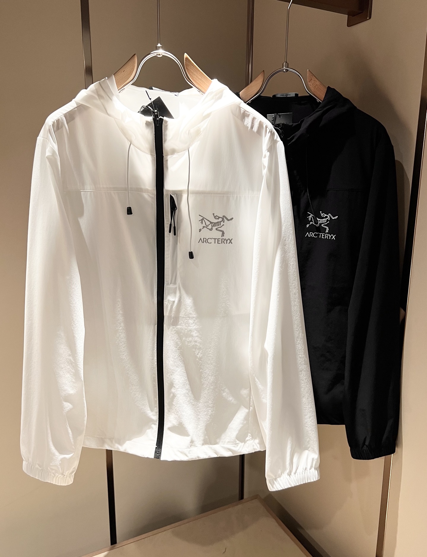 NO:442917,ARCTER*X Original Archaeological Bird 2025 spring and summer new sunscreen jacket for men and women, outdoor brands may first think of Canadian goose and Archaeological Bird. It gives people a feeling of trying out the label!  In addition to being quite accomplished in style design, the most obvious or most expert should be to have deeper and unique insights and attainments in fabrics. Through continuous structural research and problem-solving, and characterized by unique research on fabrics, these alone are enough to support it to become the first new logo brand image in the clothing manufacturing industry. This model is made of quick-drying fabric!  Through precision, the hand feels smooth and soft, and both has natural beauty and comfort. The large body style is cut cleanly and cleanly, and the fabric shows a different hazy structural beauty. It is made of exclusive mold customization. The fabric and its technology test the workers, can be smooth and smooth without wrinkles!  Chest logo pattern glue-press design!  It really tests the handmade work of every master!  It makes the overall clean and neat, without leaving any thread. Now the neutrality that pursues life is more refined in life!  Size M-3XL, arc'teryx,jackets & coats,jackets & coats,alexander wang19860909ARCTER*X始*祖鸟 2025春夏新款男女同款防晒衣夹克外套,户外品牌可能大家第一想到的就是加拿大鹅、始祖鸟.给人一种标签试的感觉！除了在款式设计上颇有造诣之外,最明显或者说最为拿手的,应该就是在面料上的拥有更深独特见解跟造诣了.通过不断地结构研究和问题处理,在以面料独特研究为特征,仅凭这些就已经足以支撑其成为服装制造行业中,首屈可数的新标志品牌形象.此款采用速干面料材质！通过精工手感细滑柔软,同时兼具自然美感跟舒适度.大身上版型裁剪简洁干净,面料上显现出了不一样朦胧的结构性美感来.独家开模定制而成,面料及其考验工人的技术,能做到平整服帖又不起皱！胸前logo图案压胶设计！真的是很考验每位师傅的手工制作！使得整体干净利索,不留一丝线头.现在对于生活有所追求的中性也在生活中更为精致！尺码M-3XL,arc'teryx,jackets & coats,jackets & coats,alexander wang,Men's clothing