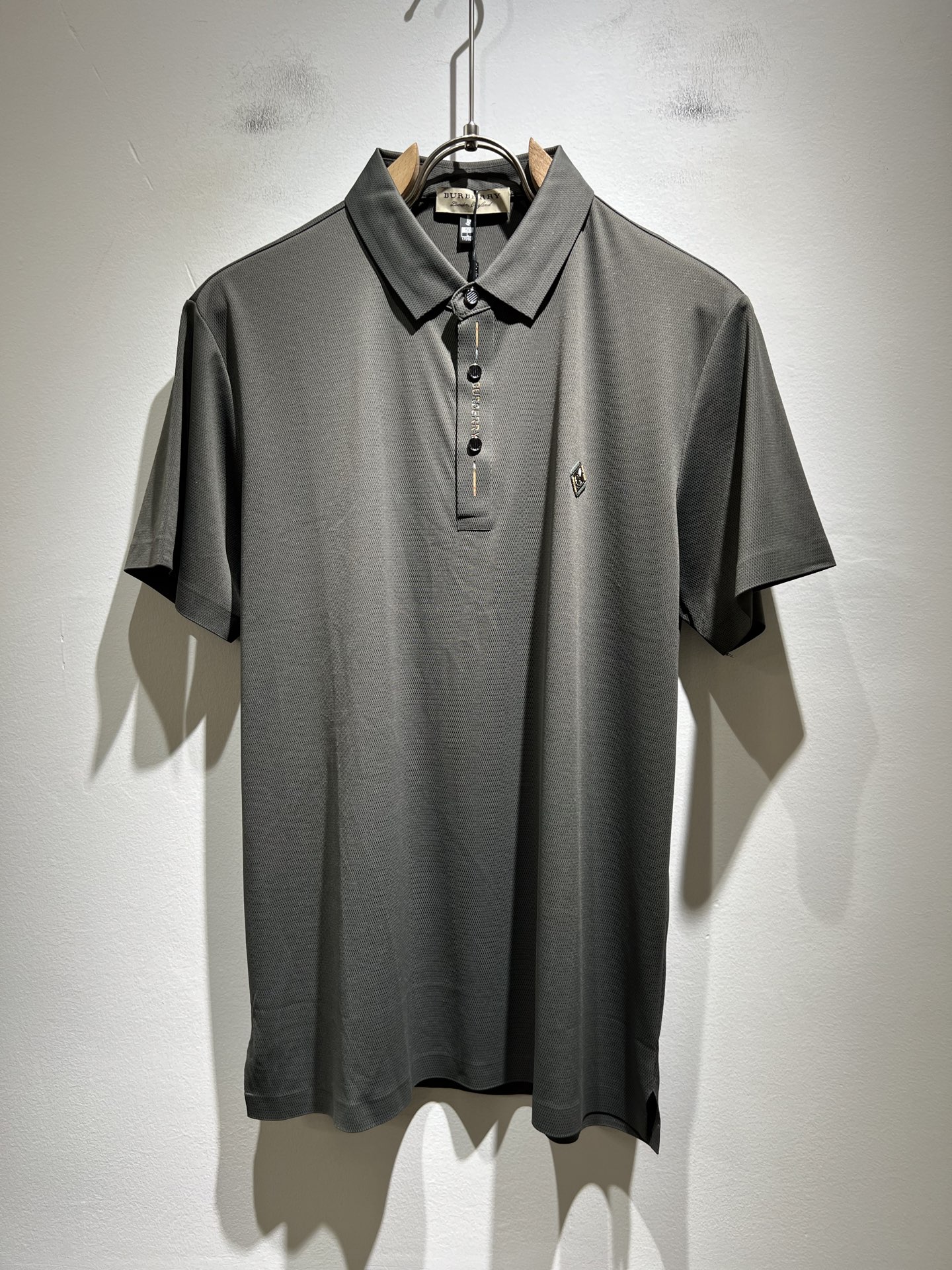 NO:442931,Bur*erry 2025 spring and summer new men's short-sleeved Polo shirt, the latest brand design element!  Neither monotonous nor complicated, it shows taste just right!  Customer-supplied top custom stretch spandex fabric!  Comfortable, sweat-absorbing and breathable, the unique high-end fabric presents a simple and elegant temperament!  The letter logo on the chest is designed with glue!  Full three-dimensional! Standard cutting design!  Every detail is a synchronized with high-end fashion. Size: M-3XL, burberry, T-shirt, alexander wang19860909Bur*erry 巴*莉 2025春夏新款男士短袖Polo衫,品牌最新设计元素！既不单调也不复杂,恰到好处的展现品味！客供顶级定制弹力氨纶面料！舒适吸汗透气根本不在话下,面料独具的高奢感呈现简约优雅气质！胸前字母logo压胶设计！饱满立体!标准裁剪设计！每一处细节都是与高端时尚同步的体现.尺码:M-3XL,,burberry,T-shirt,alexander wang,Men's clothing