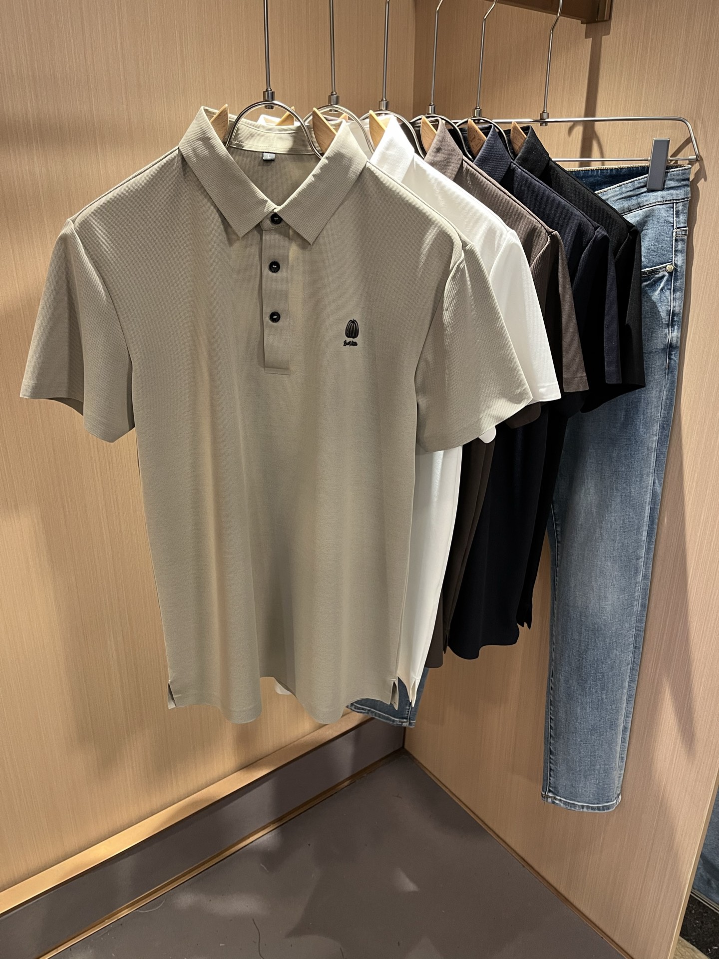 NO:479389,LouisVuitt*Louis*Deng 2025 spring and summer new product latest craftsmanship short-sleeved Polo shirt, chest logo pattern glue-pressing design!  Representing the brand image, simple and comfortable styles, high-end customized bead floor cotton fabric, solid color series is a favorite style, and simple styles are more diverse when worn. The seemingly simple styles are actually more time-consuming to cut fashion styles in fabrics and craftsmanship production, simple plain color small pointed collar men's short-sleeved polo, shirts that every man should buy!  Size M-4XL, louis vuitton,louis vuitton,shirts,T-shirt,alexander wang19860909LouisVuitt*路易*登 2025春夏新品最新工艺短袖Polo衫,胸前logo图案压胶设计！代表品牌形象 简洁舒适的款式,高端定制珠地棉面料 纯色系列更是大家非常喜爱款,简约的款式穿搭起来更加的多样化.看似简单的款式,其实在面料以及工艺制作上更费时裁剪时尚版型,简约式素色小尖领男士短袖polo、每一个男士都应该入手的衬衫！尺码M-4XL,,louis vuitton,louis vuitton,shirts,T-shirt,alexander wang,Men's clothing