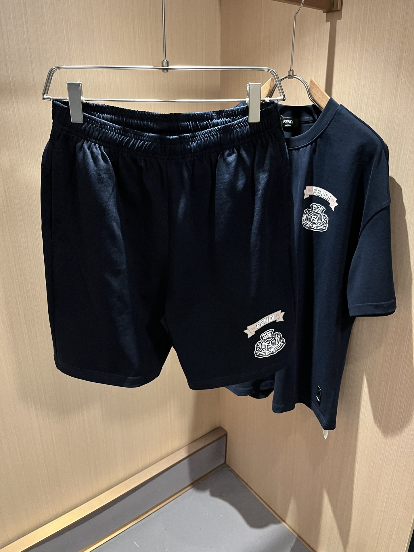  FEN 芬*迪 2025春夏新款男士休闲套装，百搭不限制年龄，衣身标识LOGO压胶设计！无论你是轻熟还