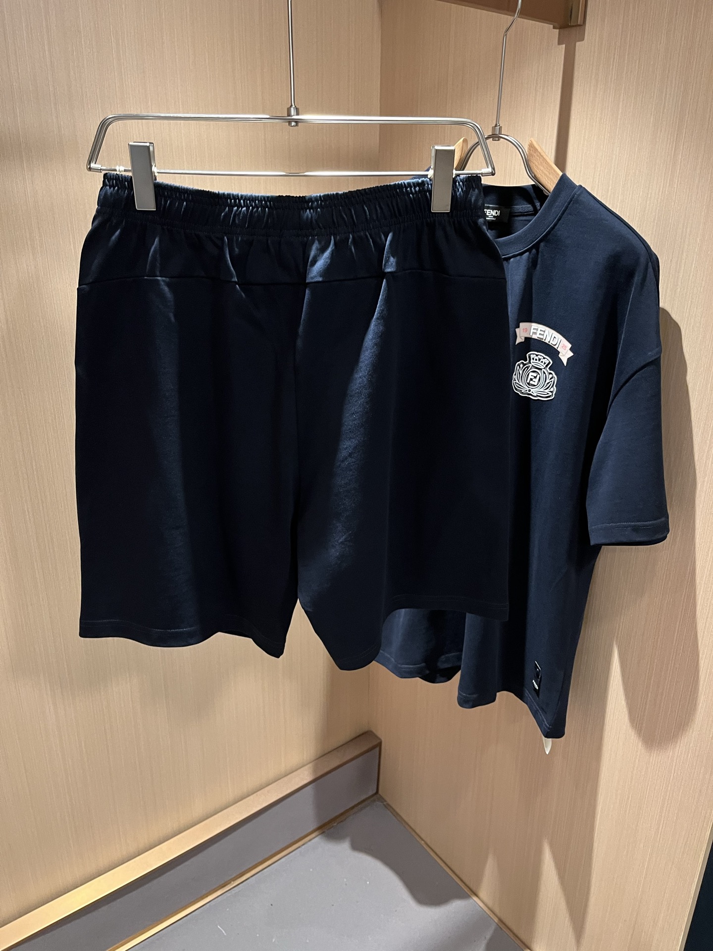  FEN 芬*迪 2025春夏新款男士休闲套装，百搭不限制年龄，衣身标识LOGO压胶设计！无论你是轻熟还