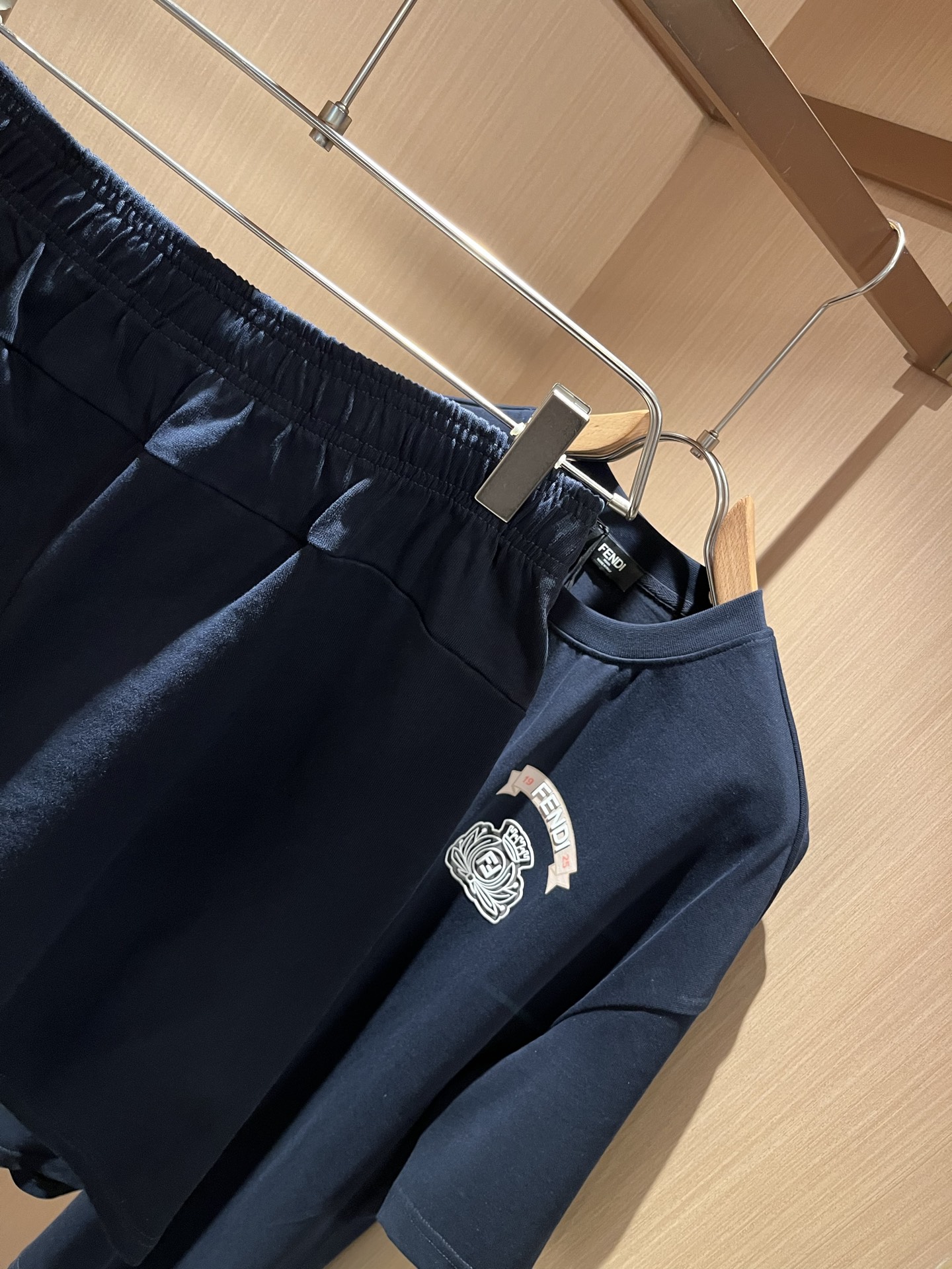  FEN 芬*迪 2025春夏新款男士休闲套装，百搭不限制年龄，衣身标识LOGO压胶设计！无论你是轻熟还