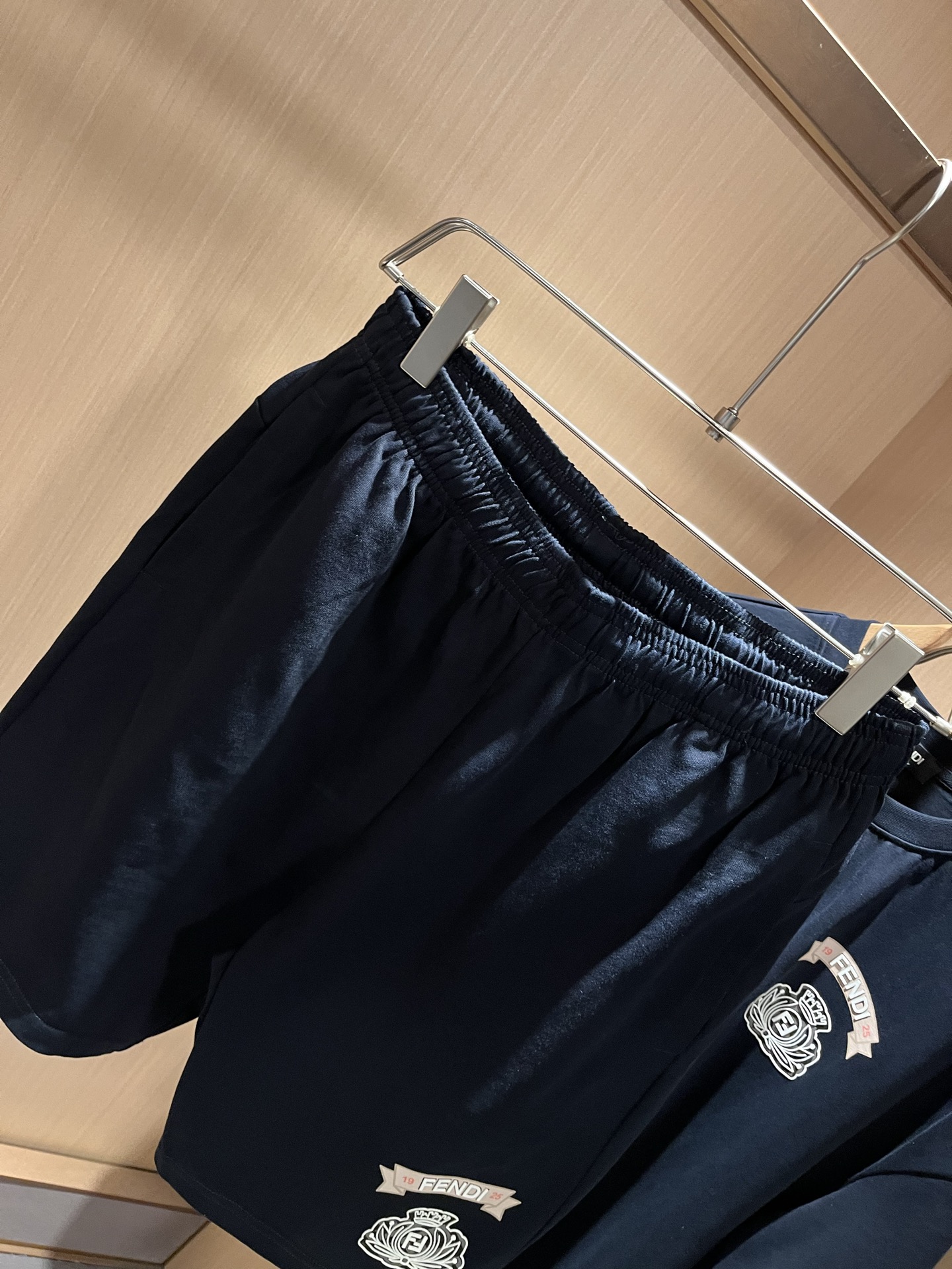  FEN 芬*迪 2025春夏新款男士休闲套装，百搭不限制年龄，衣身标识LOGO压胶设计！无论你是轻熟还