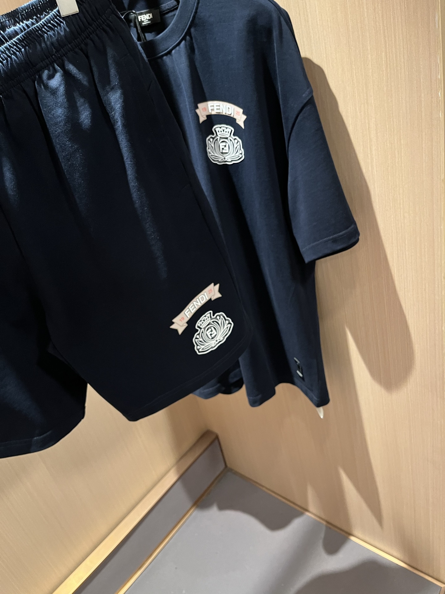  FEN 芬*迪 2025春夏新款男士休闲套装，百搭不限制年龄，衣身标识LOGO压胶设计！无论你是轻熟还