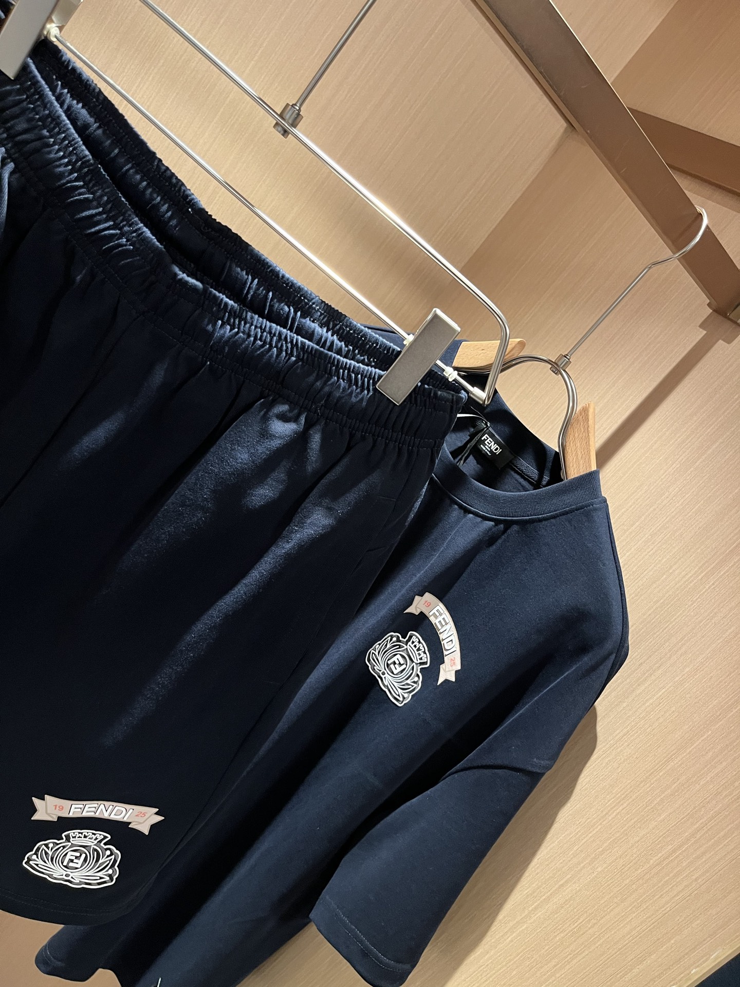  FEN 芬*迪 2025春夏新款男士休闲套装，百搭不限制年龄，衣身标识LOGO压胶设计！无论你是轻熟还