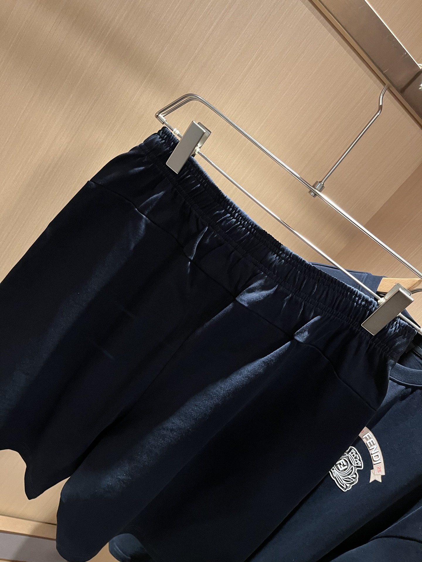  FEN 芬*迪 2025春夏新款男士休闲套装，百搭不限制年龄，衣身标识LOGO压胶设计！无论你是轻熟还