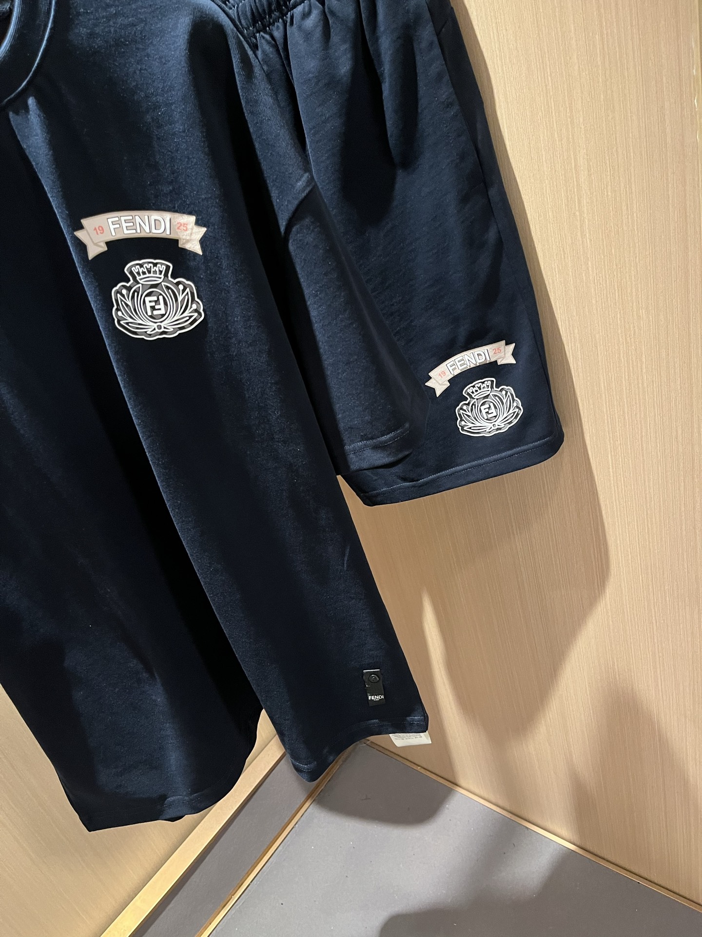  FEN 芬*迪 2025春夏新款男士休闲套装，百搭不限制年龄，衣身标识LOGO压胶设计！无论你是轻熟还