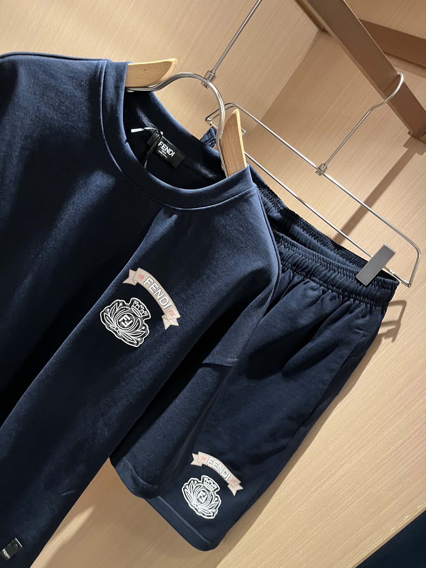  FEN 芬*迪 2025春夏新款男士休闲套装，百搭不限制年龄，衣身标识LOGO压胶设计！无论你是轻熟还