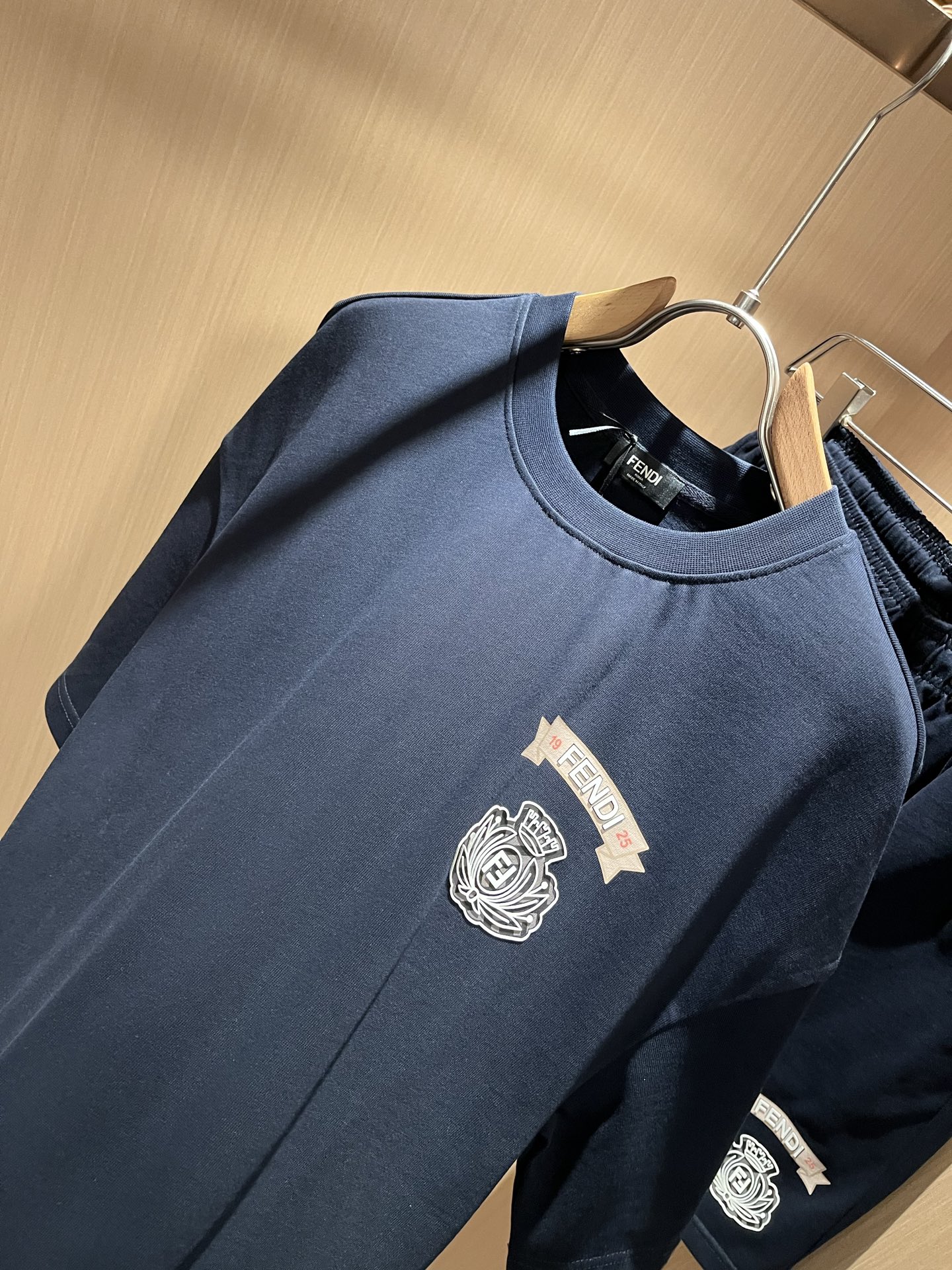  FEN 芬*迪 2025春夏新款男士休闲套装，百搭不限制年龄，衣身标识LOGO压胶设计！无论你是轻熟还