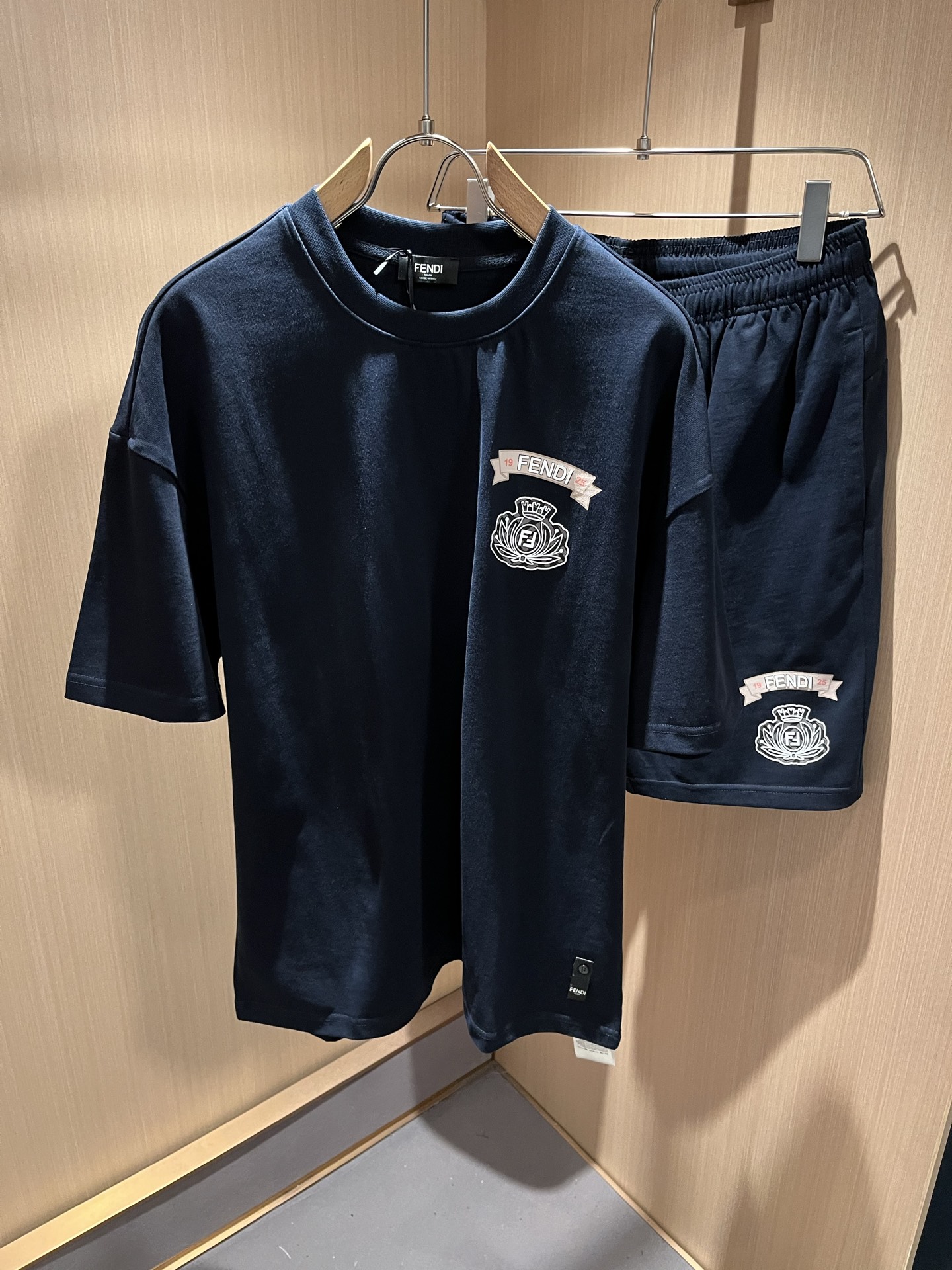  FEN 芬*迪 2025春夏新款男士休闲套装，百搭不限制年龄，衣身标识LOGO压胶设计！无论你是轻熟还