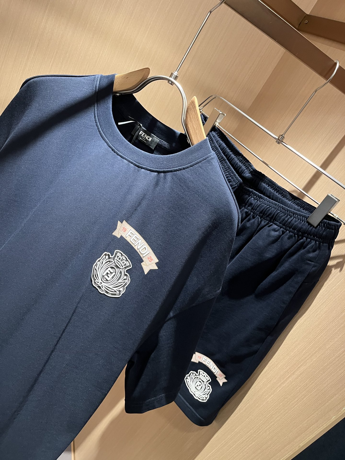  FEN 芬*迪 2025春夏新款男士休闲套装，百搭不限制年龄，衣身标识LOGO压胶设计！无论你是轻熟还