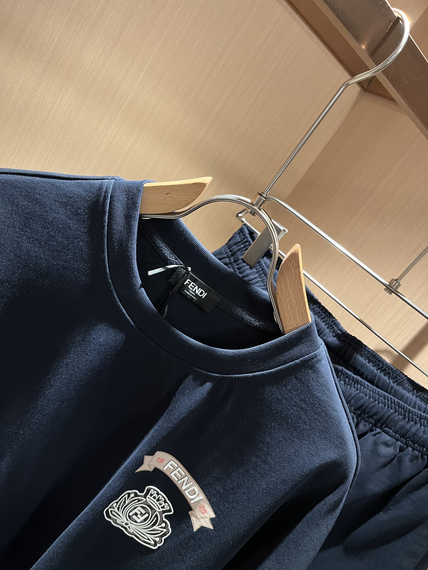  FEN 芬*迪 2025春夏新款男士休闲套装，百搭不限制年龄，衣身标识LOGO压胶设计！无论你是轻熟还