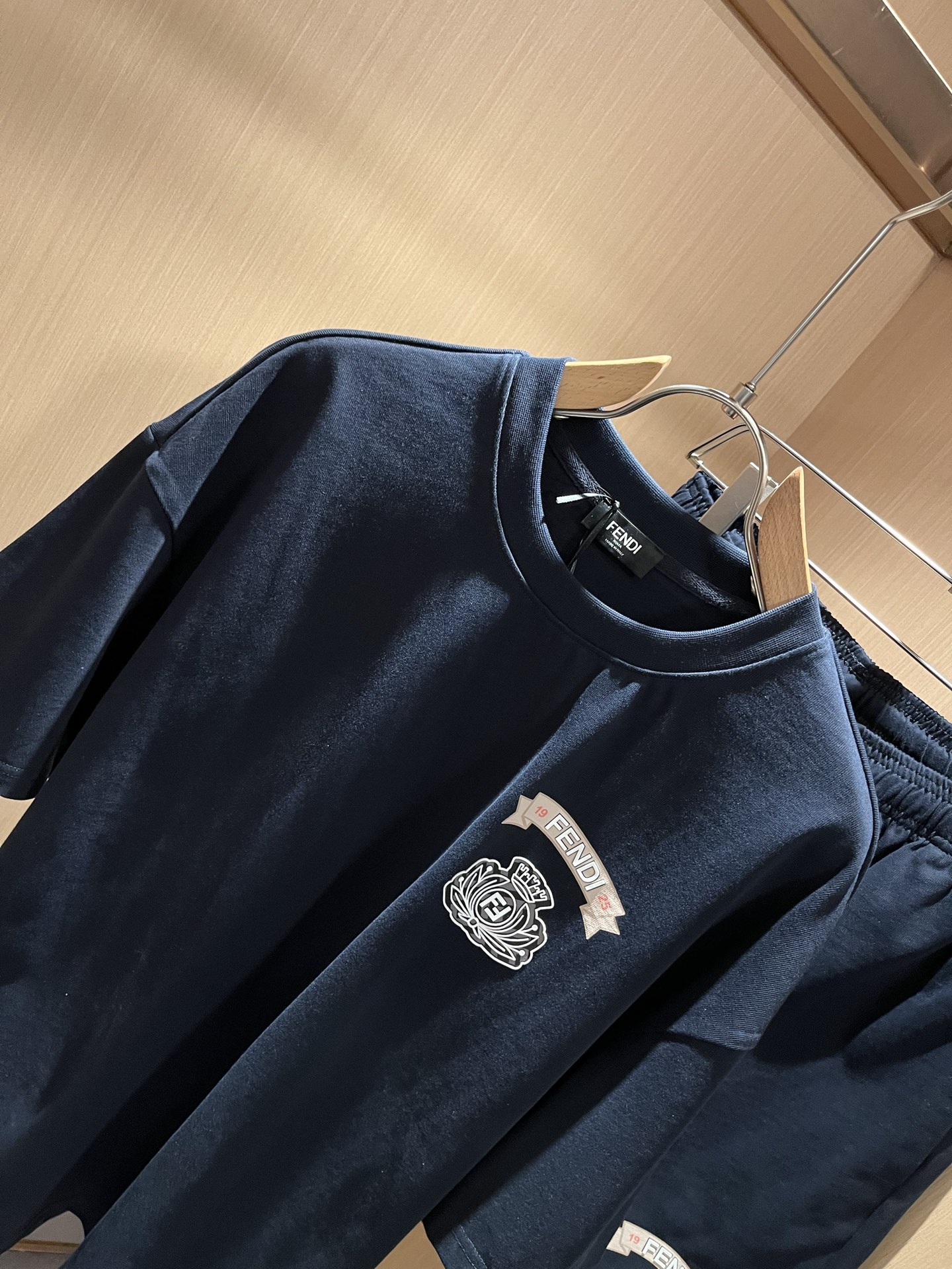  FEN 芬*迪 2025春夏新款男士休闲套装，百搭不限制年龄，衣身标识LOGO压胶设计！无论你是轻熟还