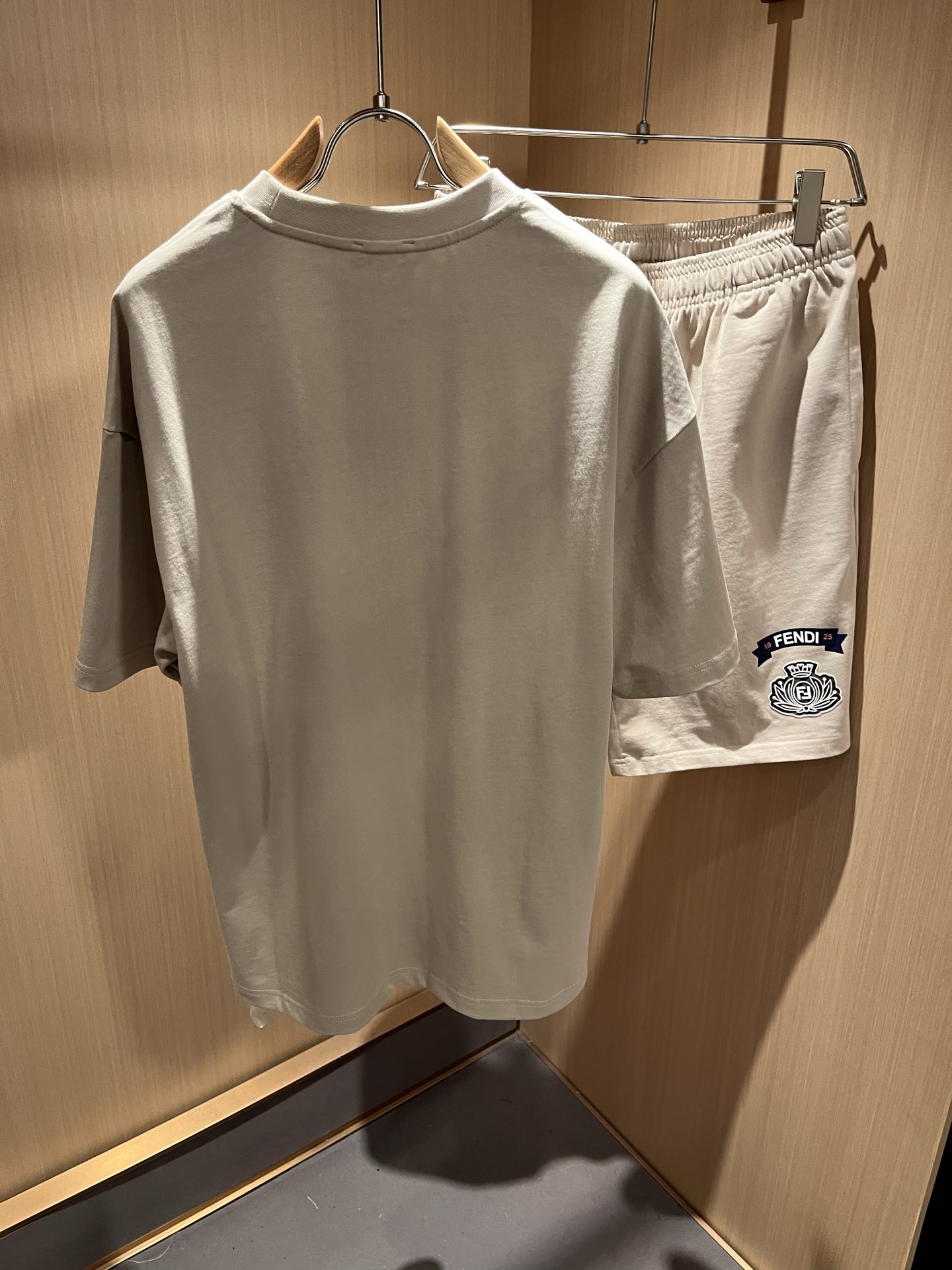  FEN 芬*迪 2025春夏新款男士休闲套装，百搭不限制年龄，衣身标识LOGO压胶设计！无论你是轻熟还