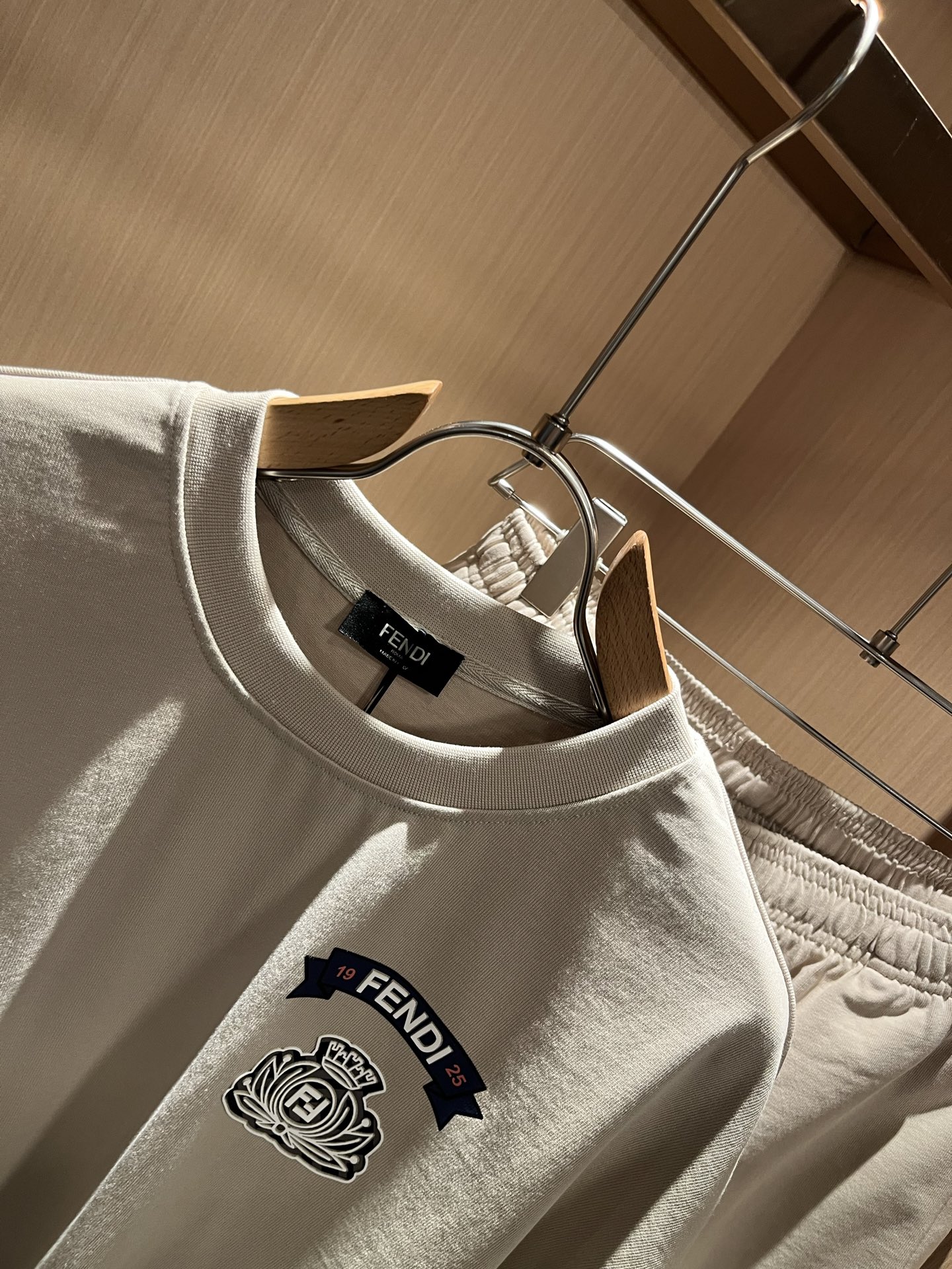  FEN 芬*迪 2025春夏新款男士休闲套装，百搭不限制年龄，衣身标识LOGO压胶设计！无论你是轻熟还