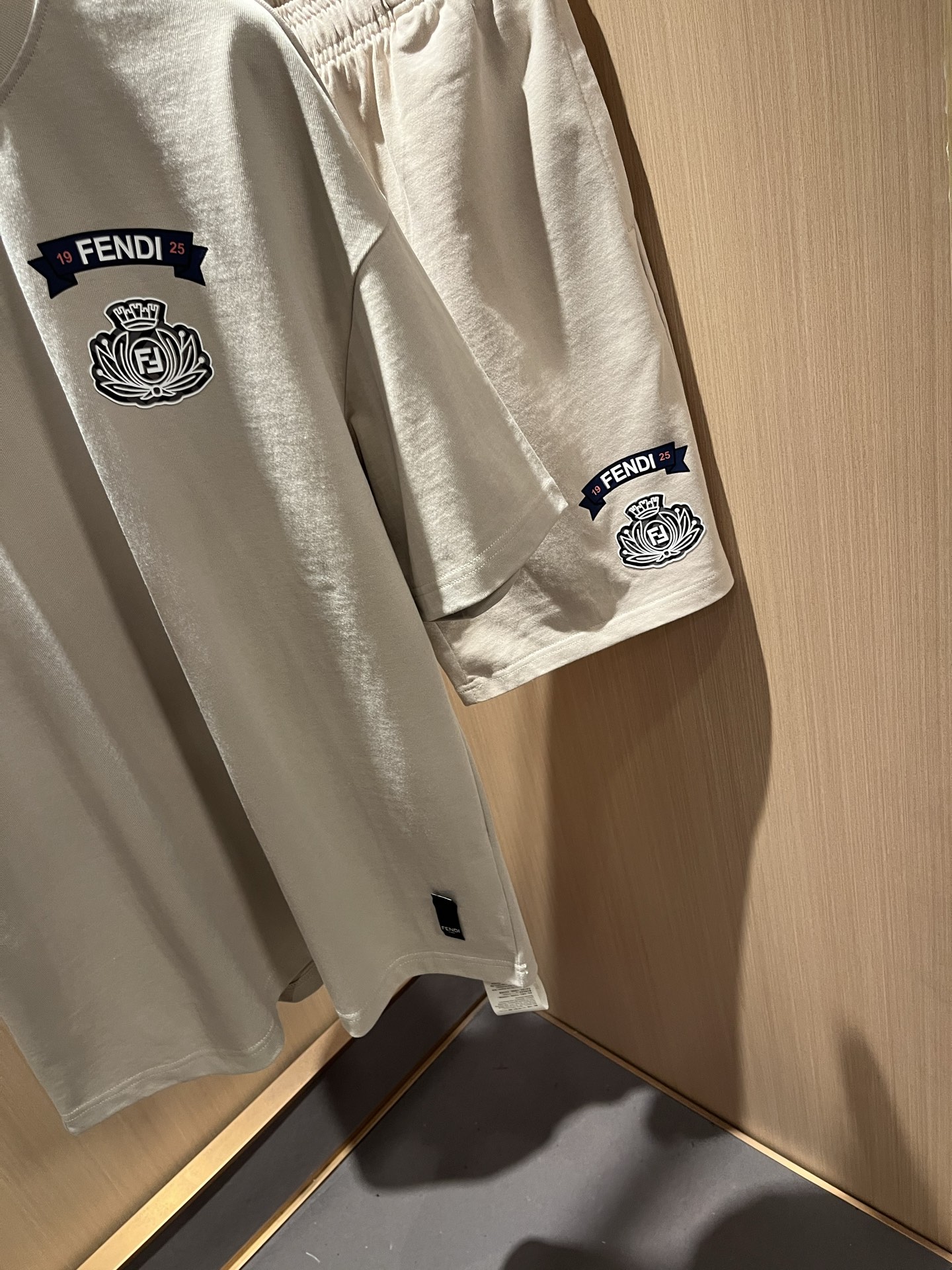  FEN 芬*迪 2025春夏新款男士休闲套装，百搭不限制年龄，衣身标识LOGO压胶设计！无论你是轻熟还