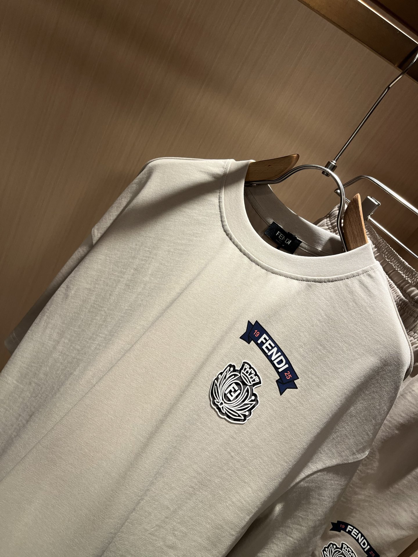  FEN 芬*迪 2025春夏新款男士休闲套装，百搭不限制年龄，衣身标识LOGO压胶设计！无论你是轻熟还