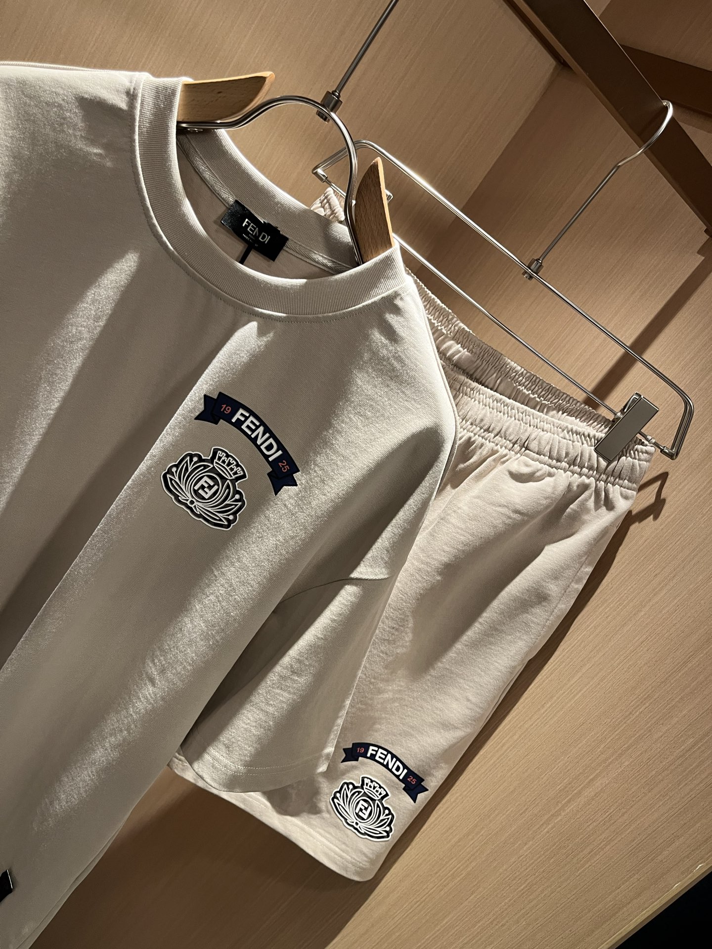  FEN 芬*迪 2025春夏新款男士休闲套装，百搭不限制年龄，衣身标识LOGO压胶设计！无论你是轻熟还