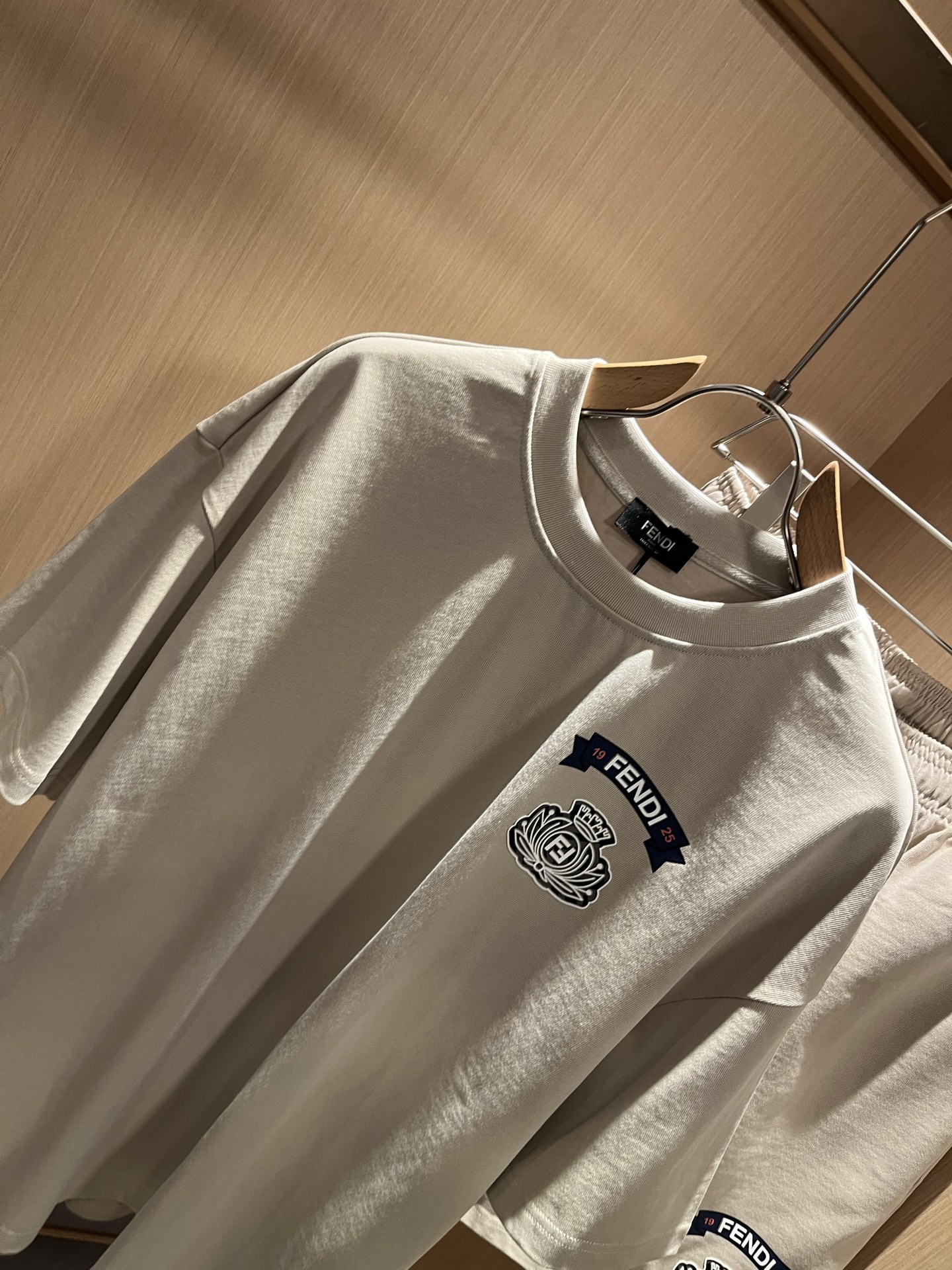  FEN 芬*迪 2025春夏新款男士休闲套装，百搭不限制年龄，衣身标识LOGO压胶设计！无论你是轻熟还