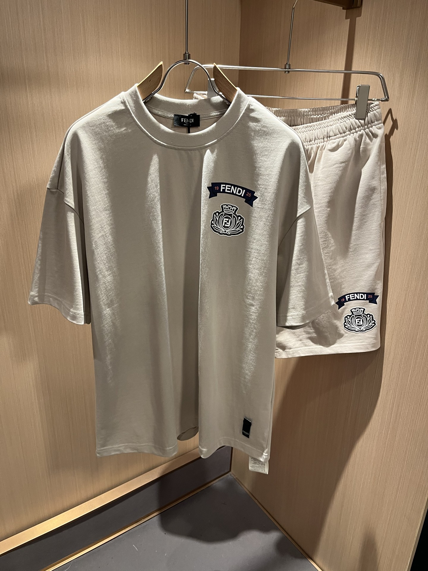  FEN 芬*迪 2025春夏新款男士休闲套装，百搭不限制年龄，衣身标识LOGO压胶设计！无论你是轻熟还