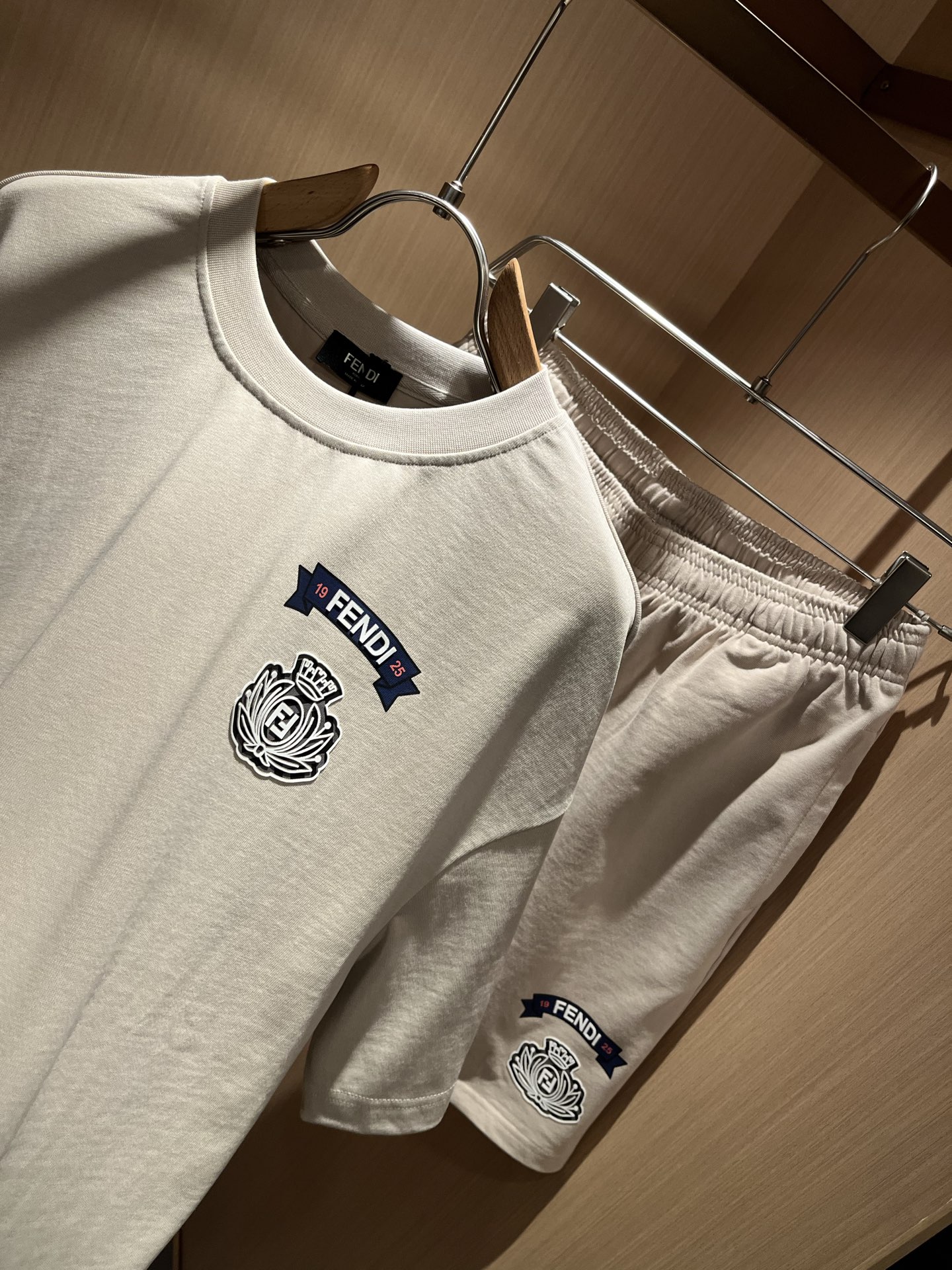  FEN 芬*迪 2025春夏新款男士休闲套装，百搭不限制年龄，衣身标识LOGO压胶设计！无论你是轻熟还