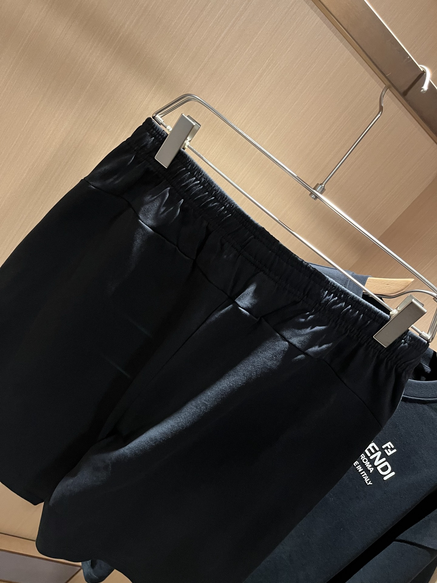  FEN 芬*迪 2025春夏新款男士休闲套装，百搭不限制年龄，衣身标识LOGO压胶设计！无论你是轻熟还