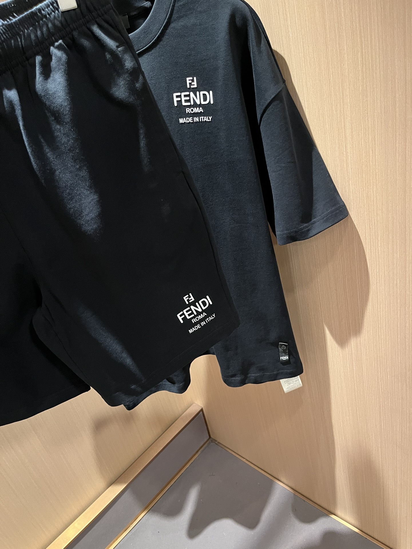  FEN 芬*迪 2025春夏新款男士休闲套装，百搭不限制年龄，衣身标识LOGO压胶设计！无论你是轻熟还