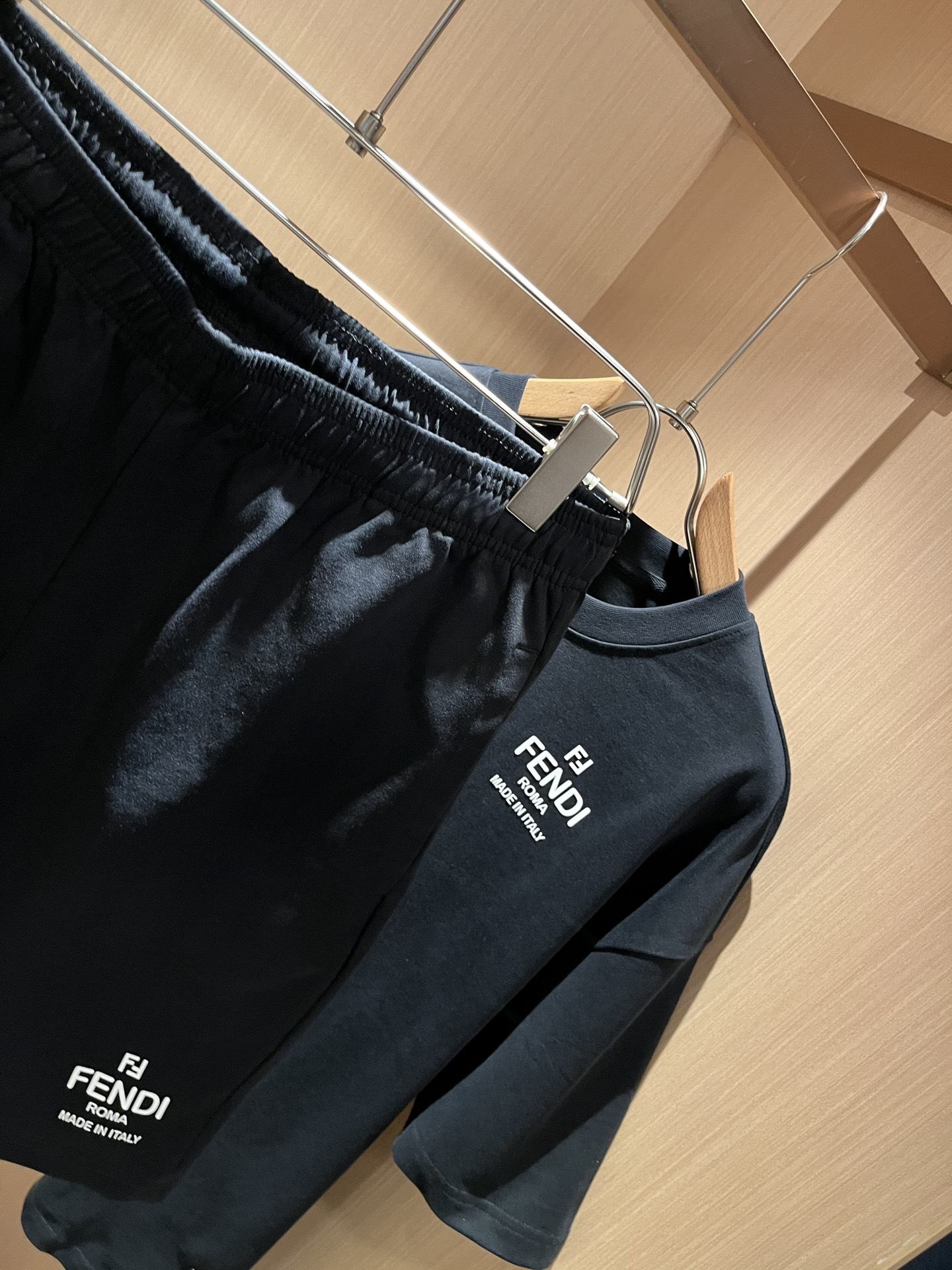  FEN 芬*迪 2025春夏新款男士休闲套装，百搭不限制年龄，衣身标识LOGO压胶设计！无论你是轻熟还