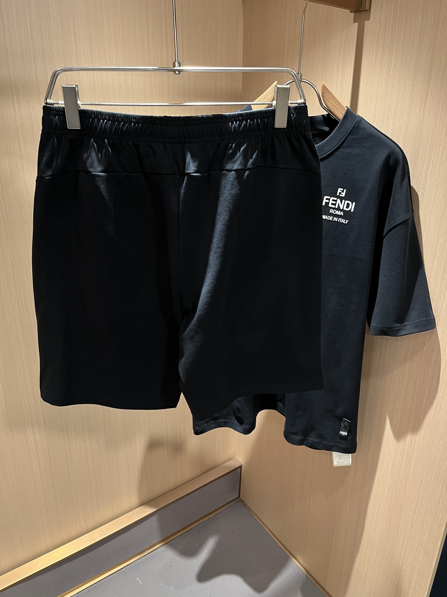  FEN 芬*迪 2025春夏新款男士休闲套装，百搭不限制年龄，衣身标识LOGO压胶设计！无论你是轻熟还