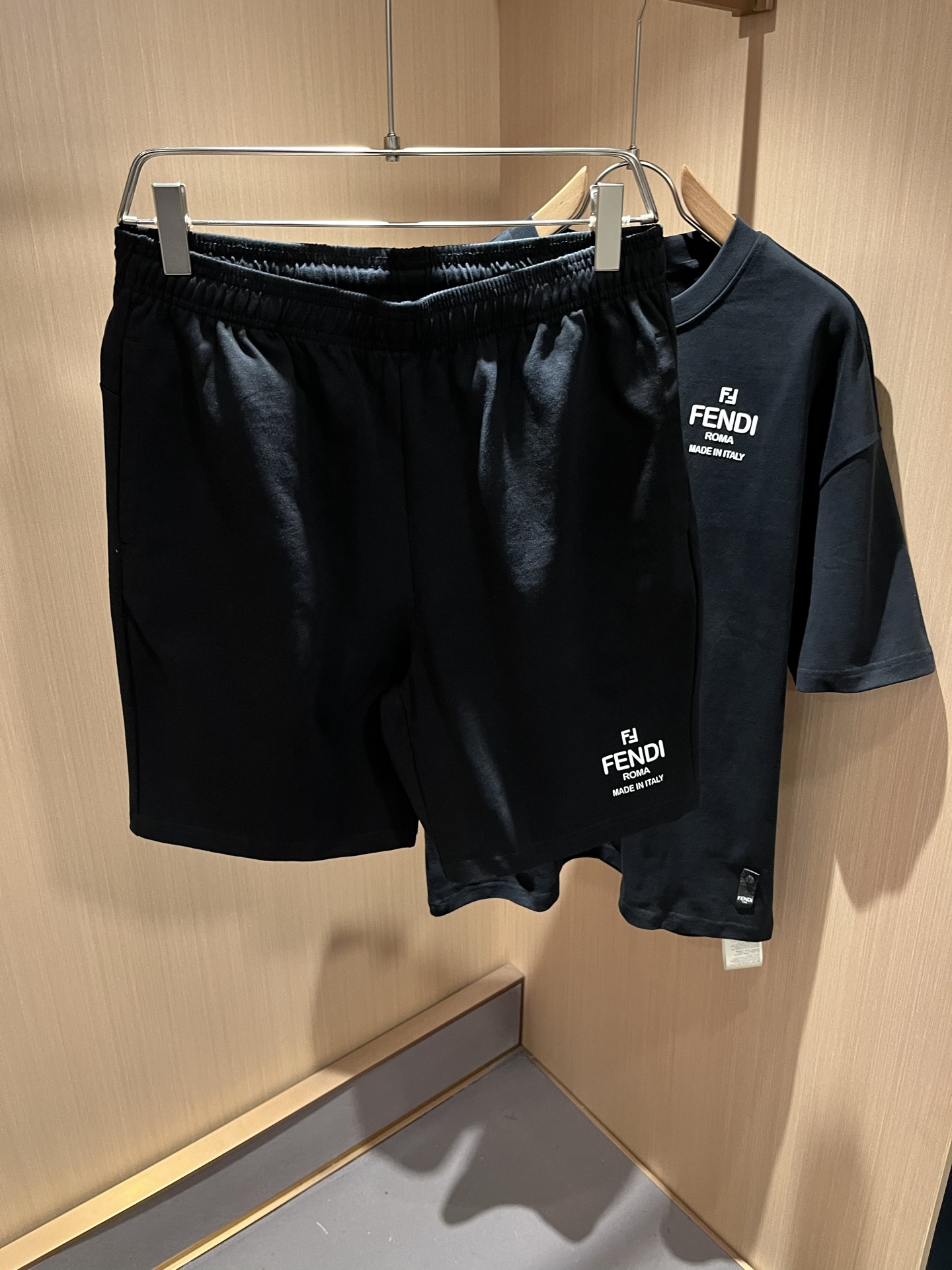  FEN 芬*迪 2025春夏新款男士休闲套装，百搭不限制年龄，衣身标识LOGO压胶设计！无论你是轻熟还