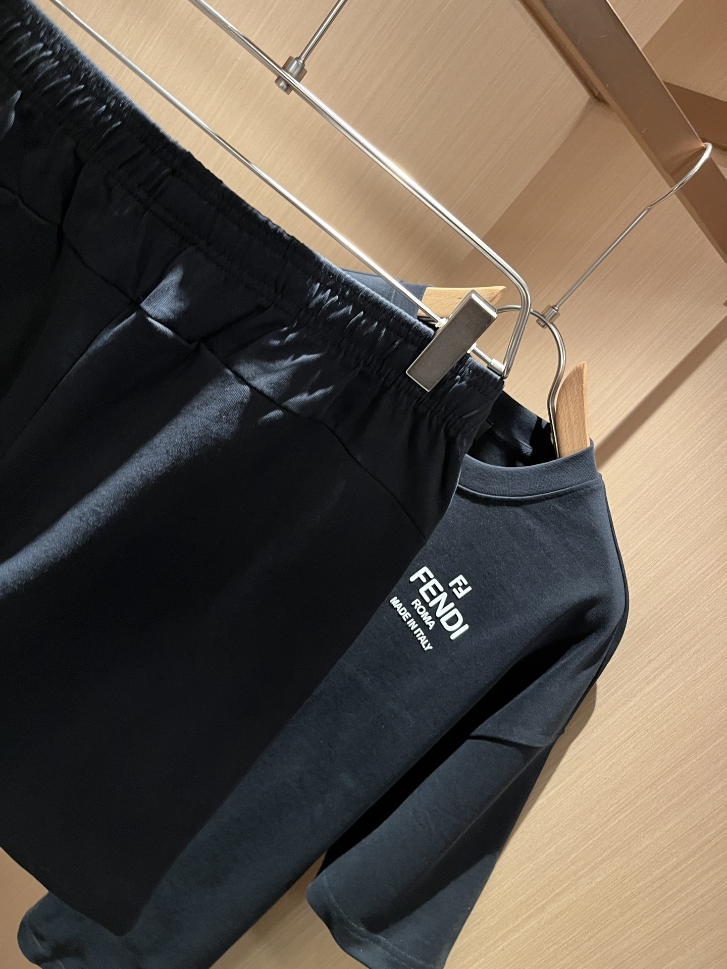  FEN 芬*迪 2025春夏新款男士休闲套装，百搭不限制年龄，衣身标识LOGO压胶设计！无论你是轻熟还