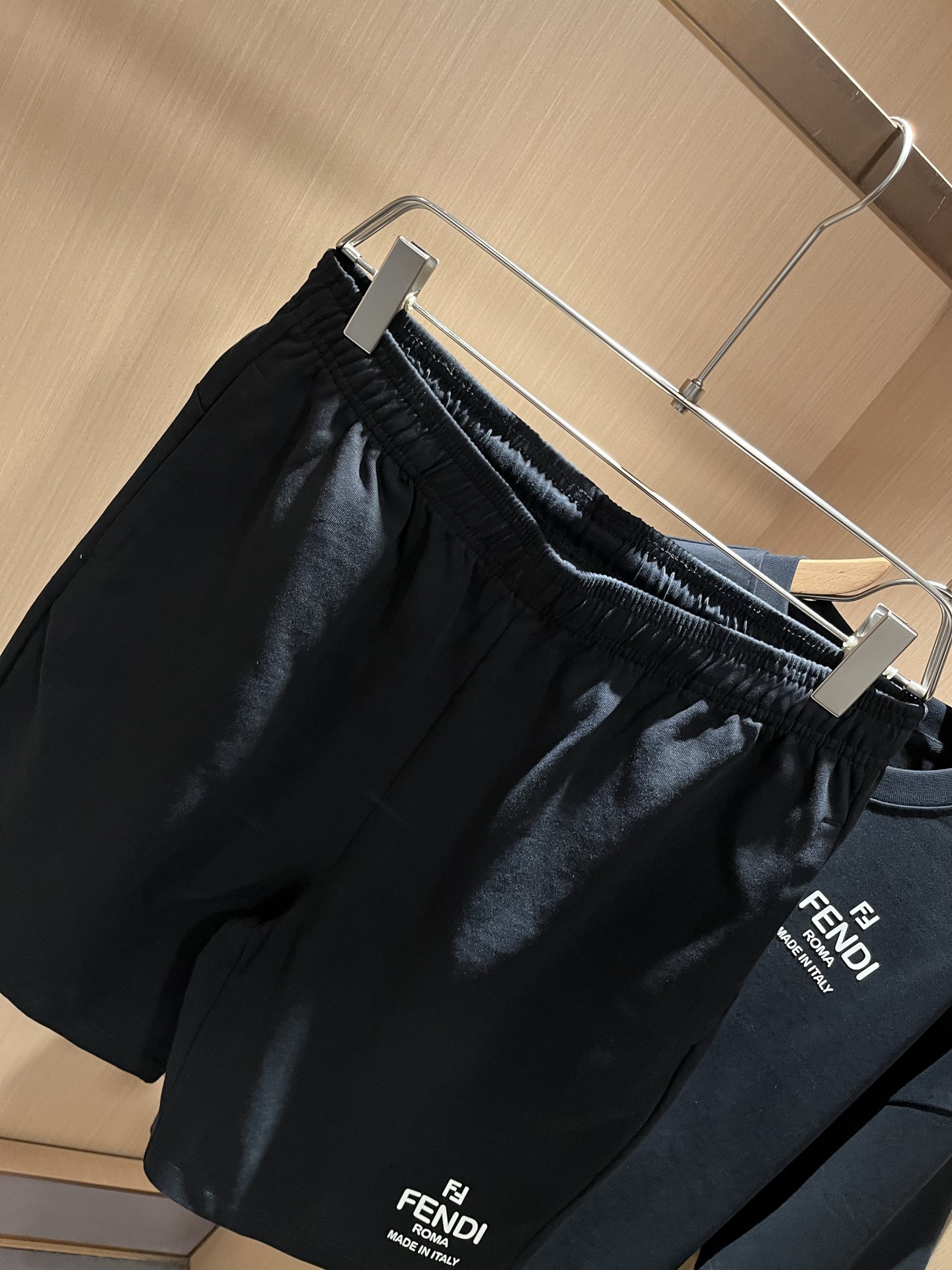  FEN 芬*迪 2025春夏新款男士休闲套装，百搭不限制年龄，衣身标识LOGO压胶设计！无论你是轻熟还