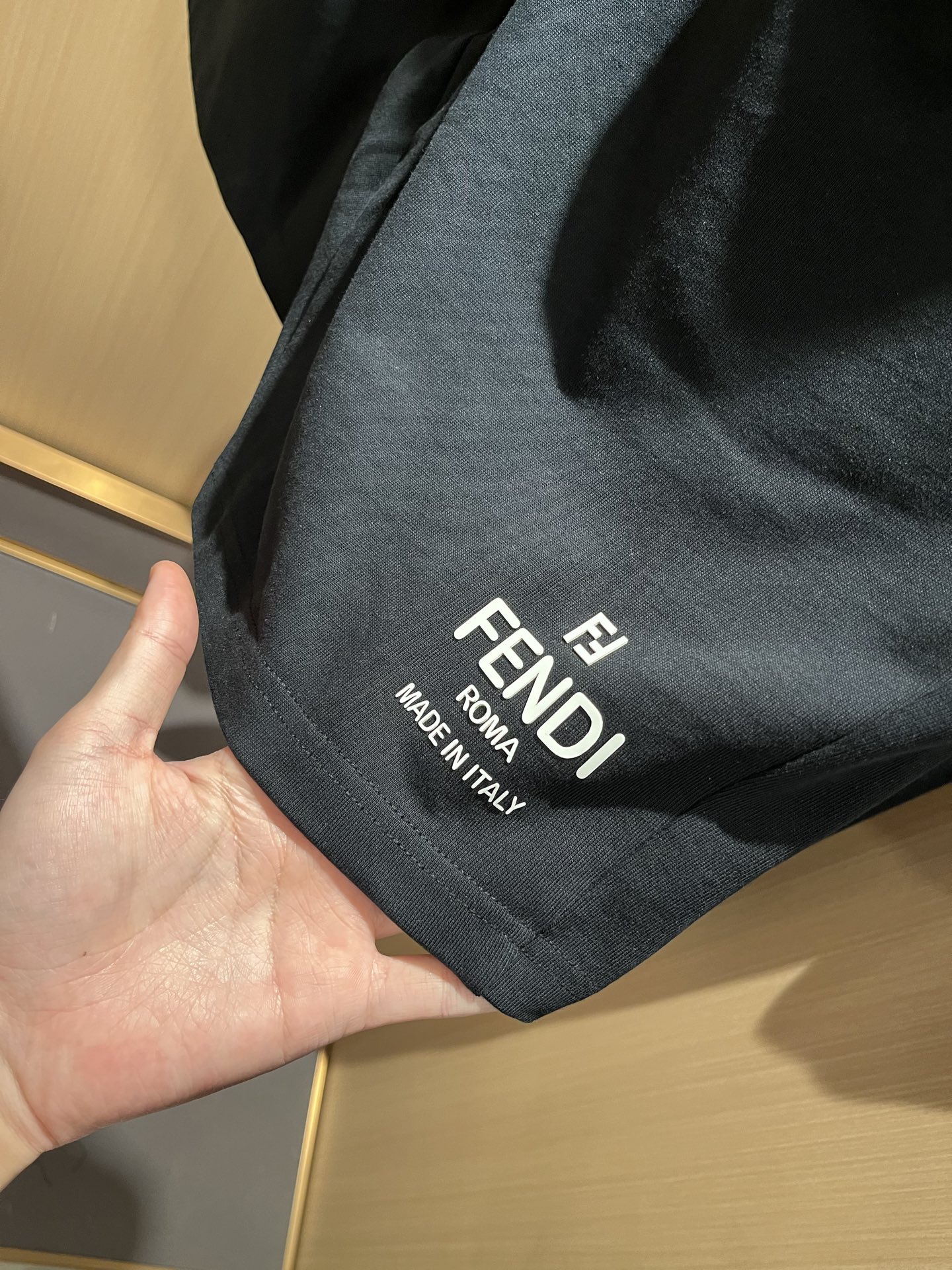  FEN 芬*迪 2025春夏新款男士休闲套装，百搭不限制年龄，衣身标识LOGO压胶设计！无论你是轻熟还