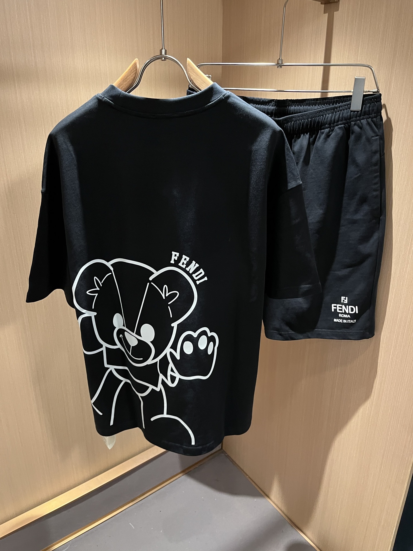  FEN 芬*迪 2025春夏新款男士休闲套装，百搭不限制年龄，衣身标识LOGO压胶设计！无论你是轻熟还