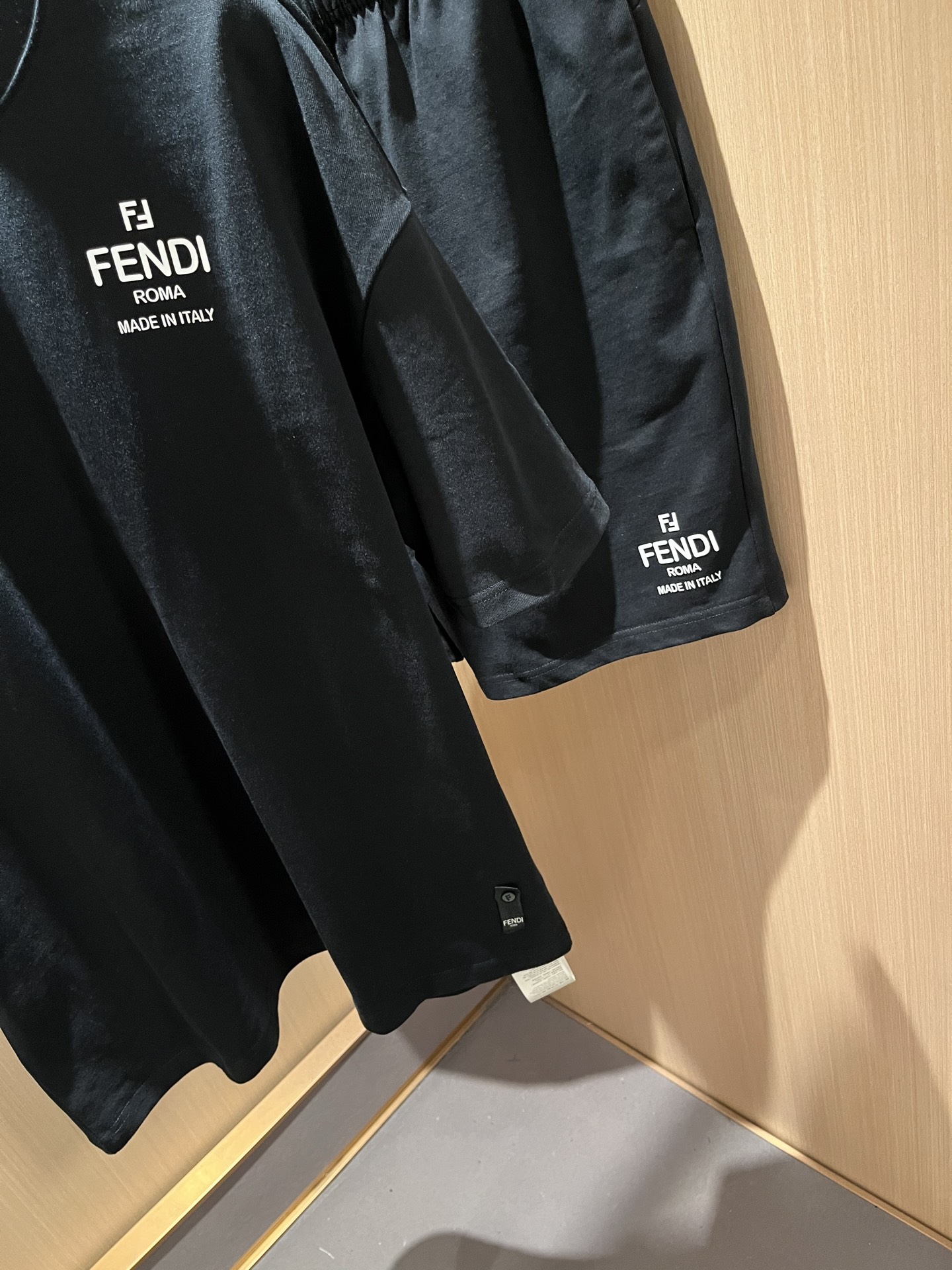  FEN 芬*迪 2025春夏新款男士休闲套装，百搭不限制年龄，衣身标识LOGO压胶设计！无论你是轻熟还