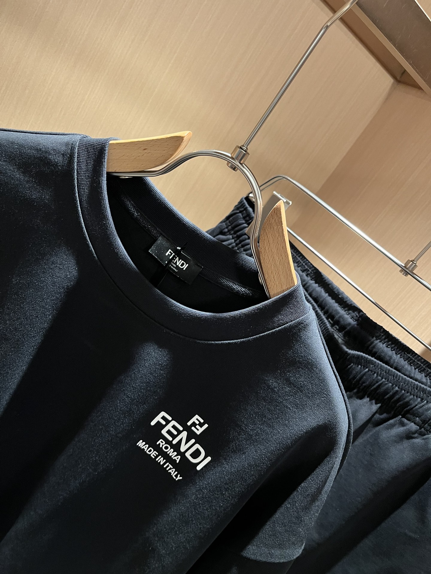  FEN 芬*迪 2025春夏新款男士休闲套装，百搭不限制年龄，衣身标识LOGO压胶设计！无论你是轻熟还