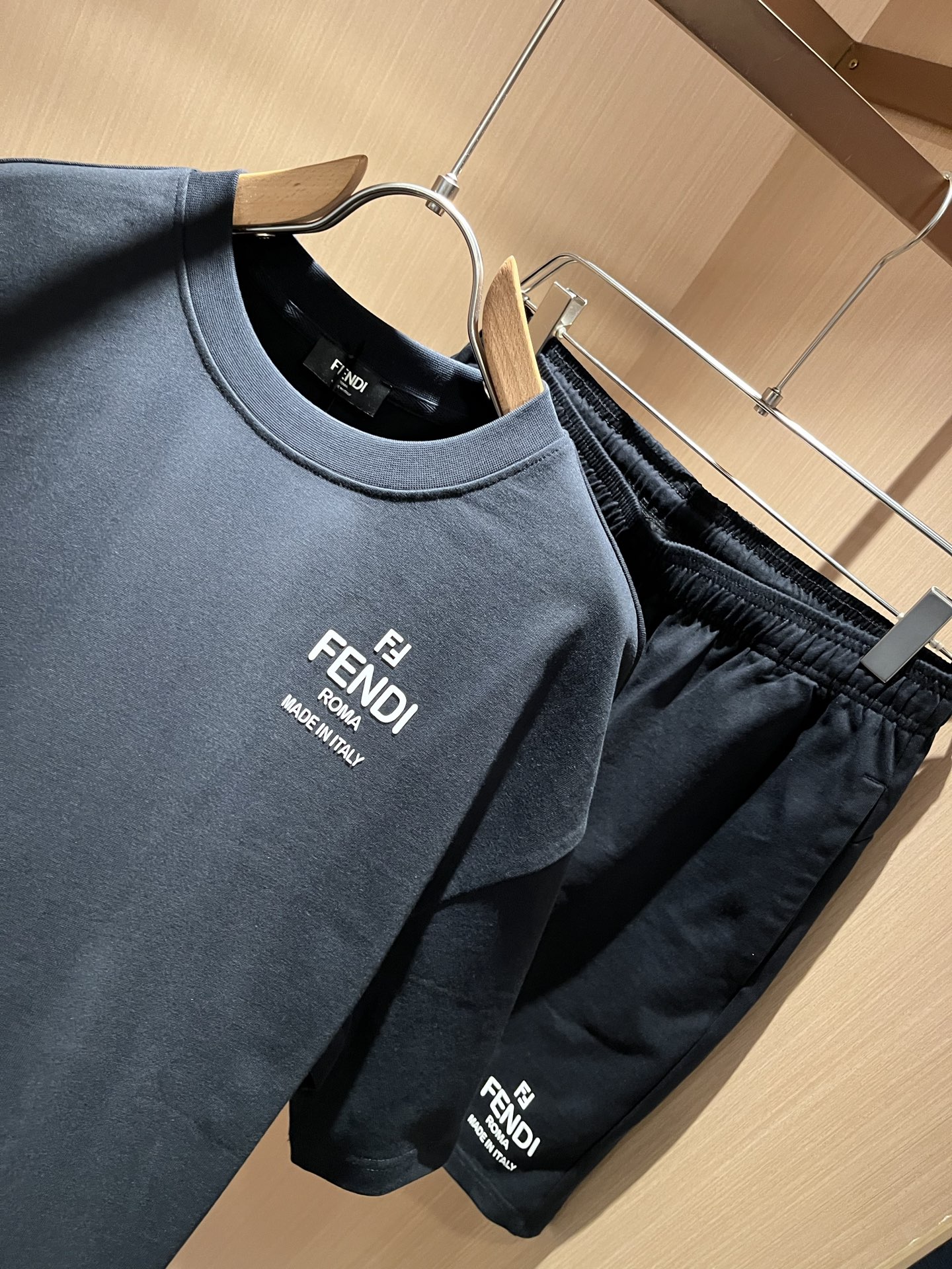  FEN 芬*迪 2025春夏新款男士休闲套装，百搭不限制年龄，衣身标识LOGO压胶设计！无论你是轻熟还