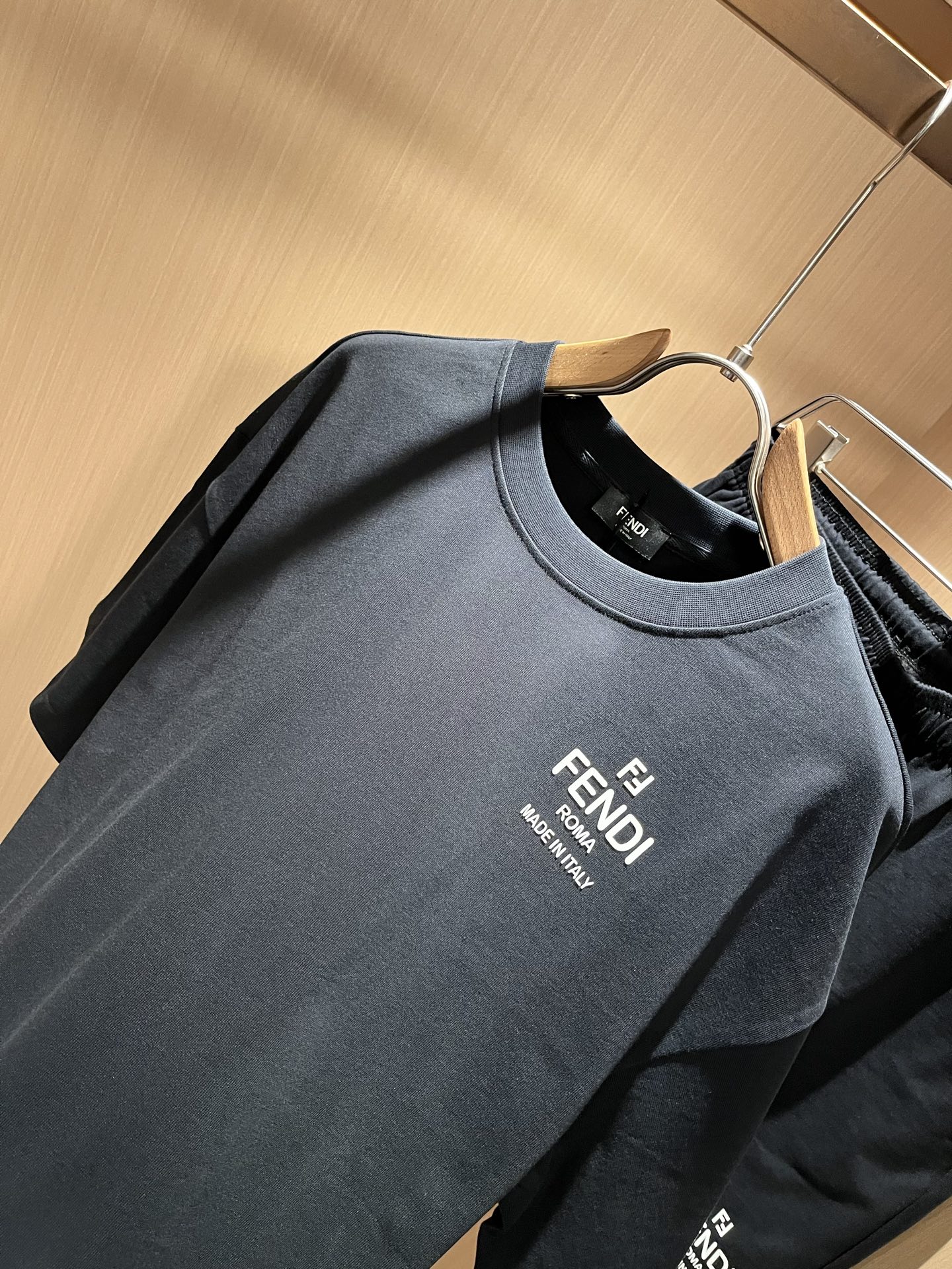  FEN 芬*迪 2025春夏新款男士休闲套装，百搭不限制年龄，衣身标识LOGO压胶设计！无论你是轻熟还